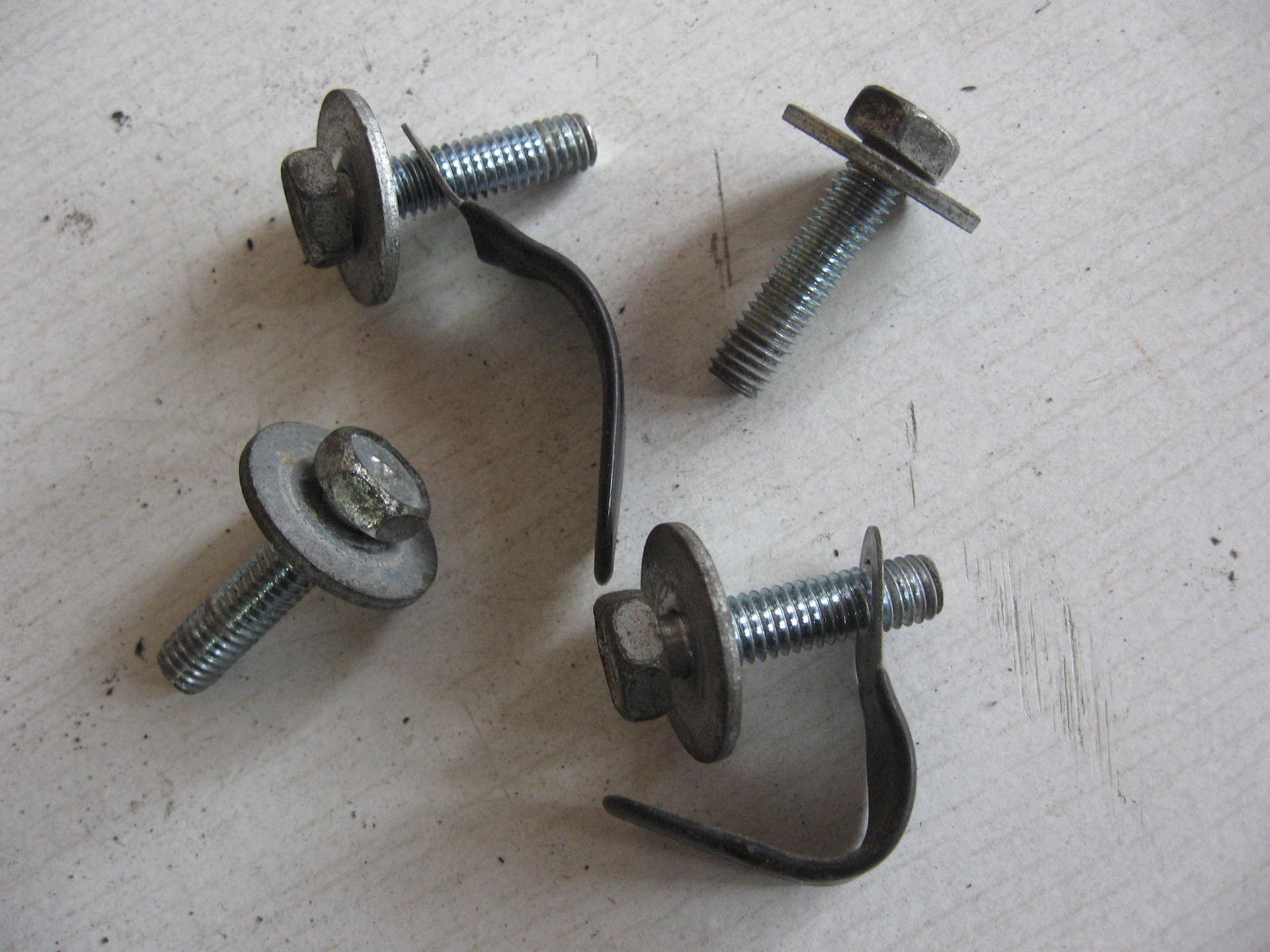 2 x bout bevestiging koplamp 	Vn1500 ,Gpx600r 1988	92002-1135