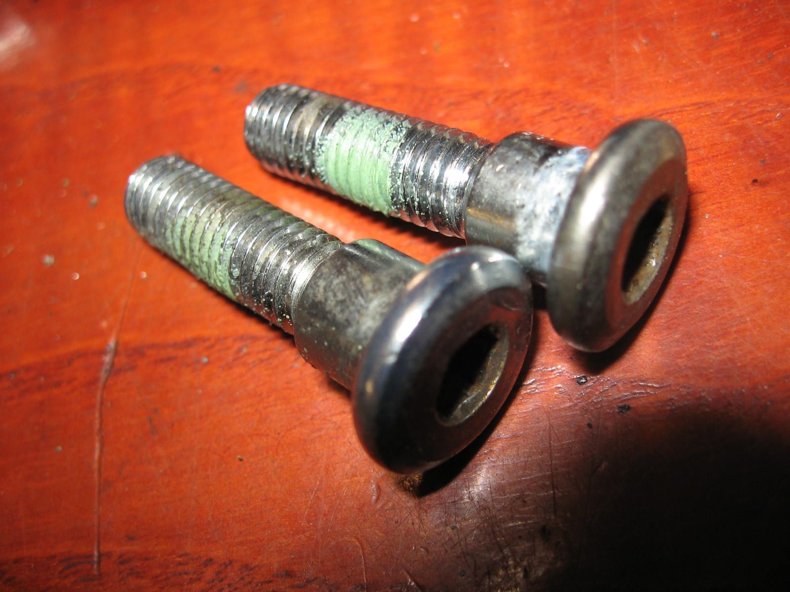 2stuks imbusbout plattekop m8x33 met borst remschijf 		90105-MB0-010 , Vt500c 1983-84 vt500f cb450 vf700 vf1100