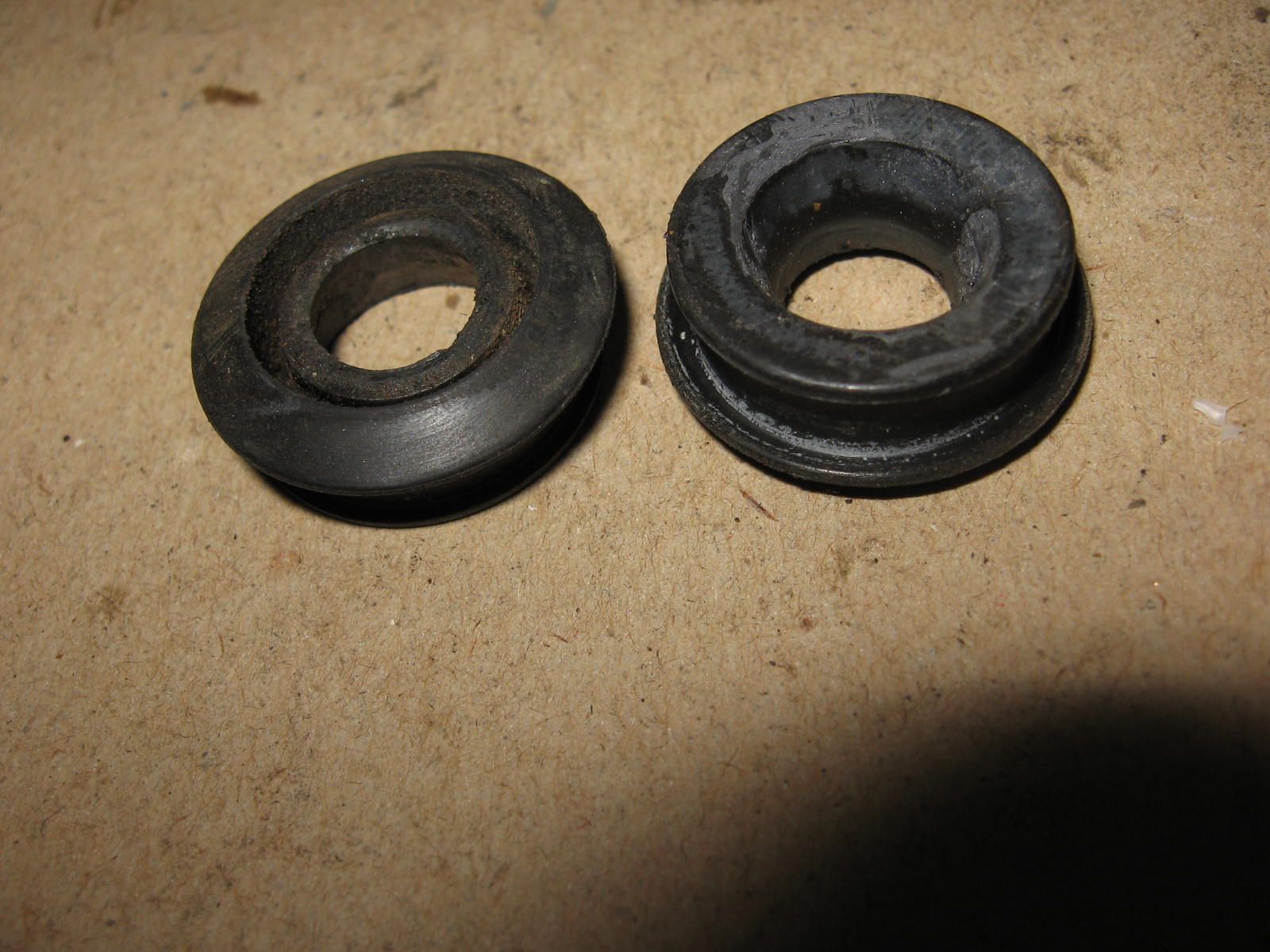 2x rubber afdichting gasklepas in mikuni carburateur	gs modellen 77-79	13556-45010