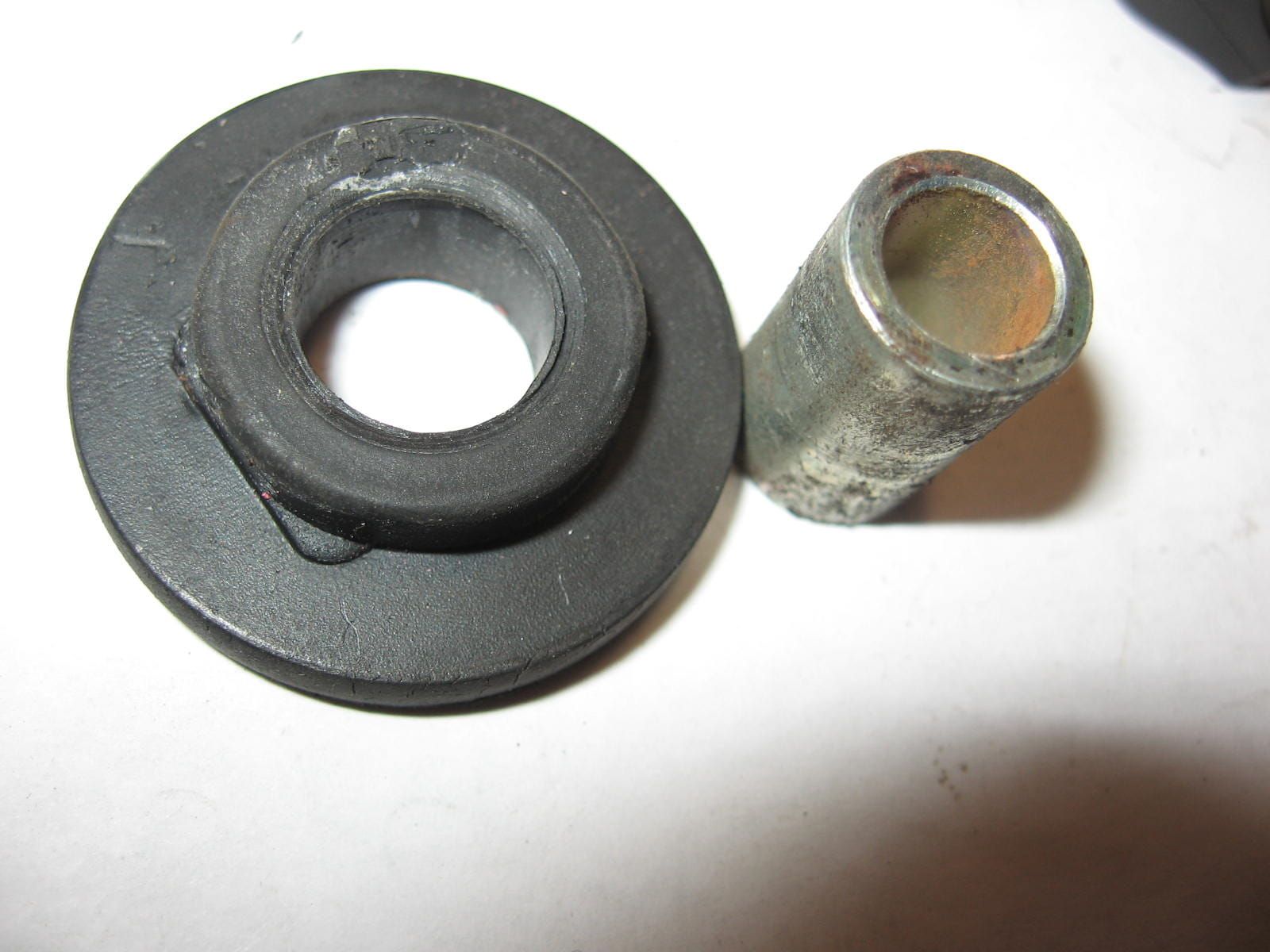 rubber met afstandsbus bevestiging voorkant kuip	Xj600 84	90480-22362, 90560-08237
