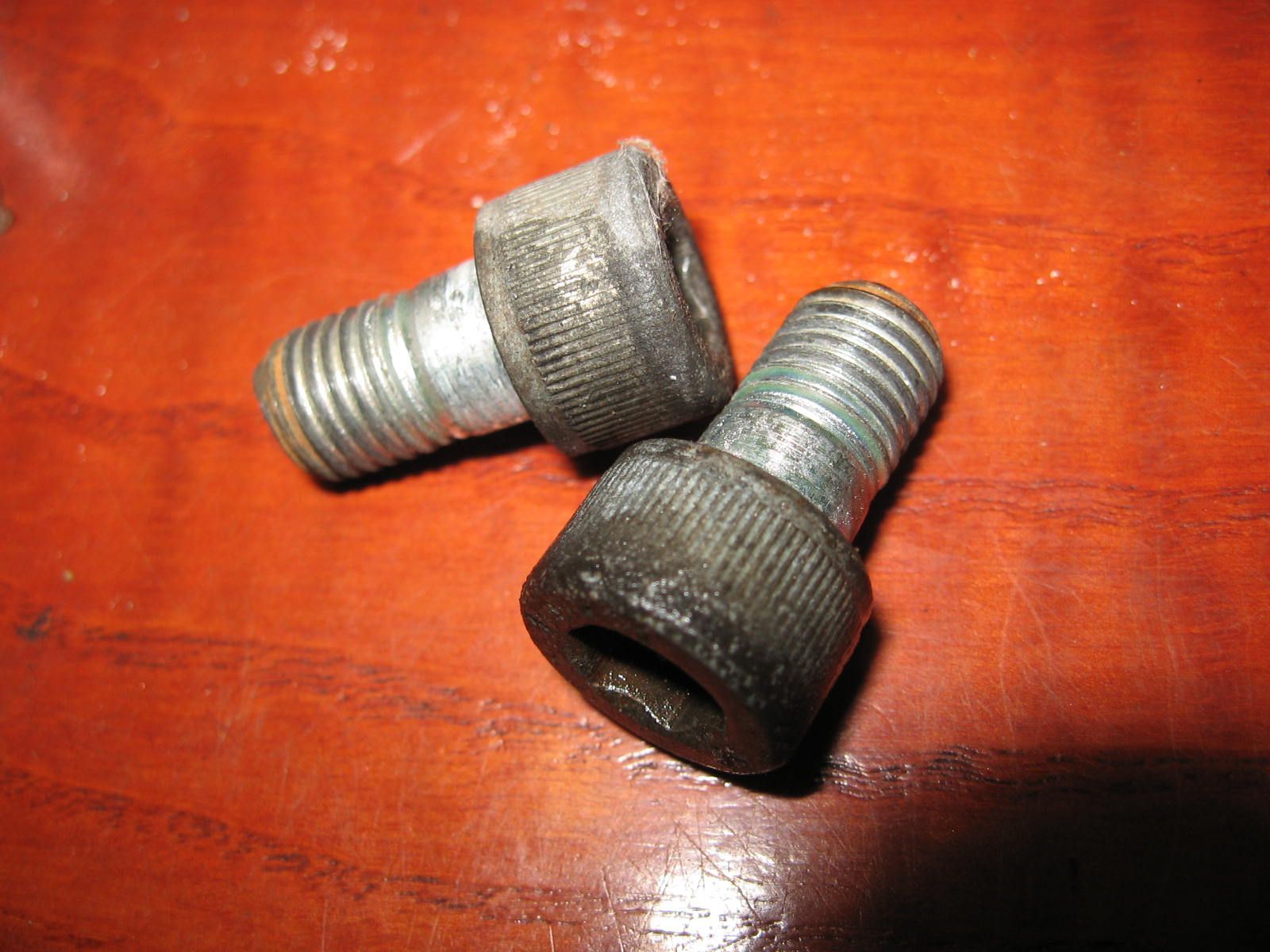 2x imbusbout m10x17 bevestiging achterremklauw		92002-1713