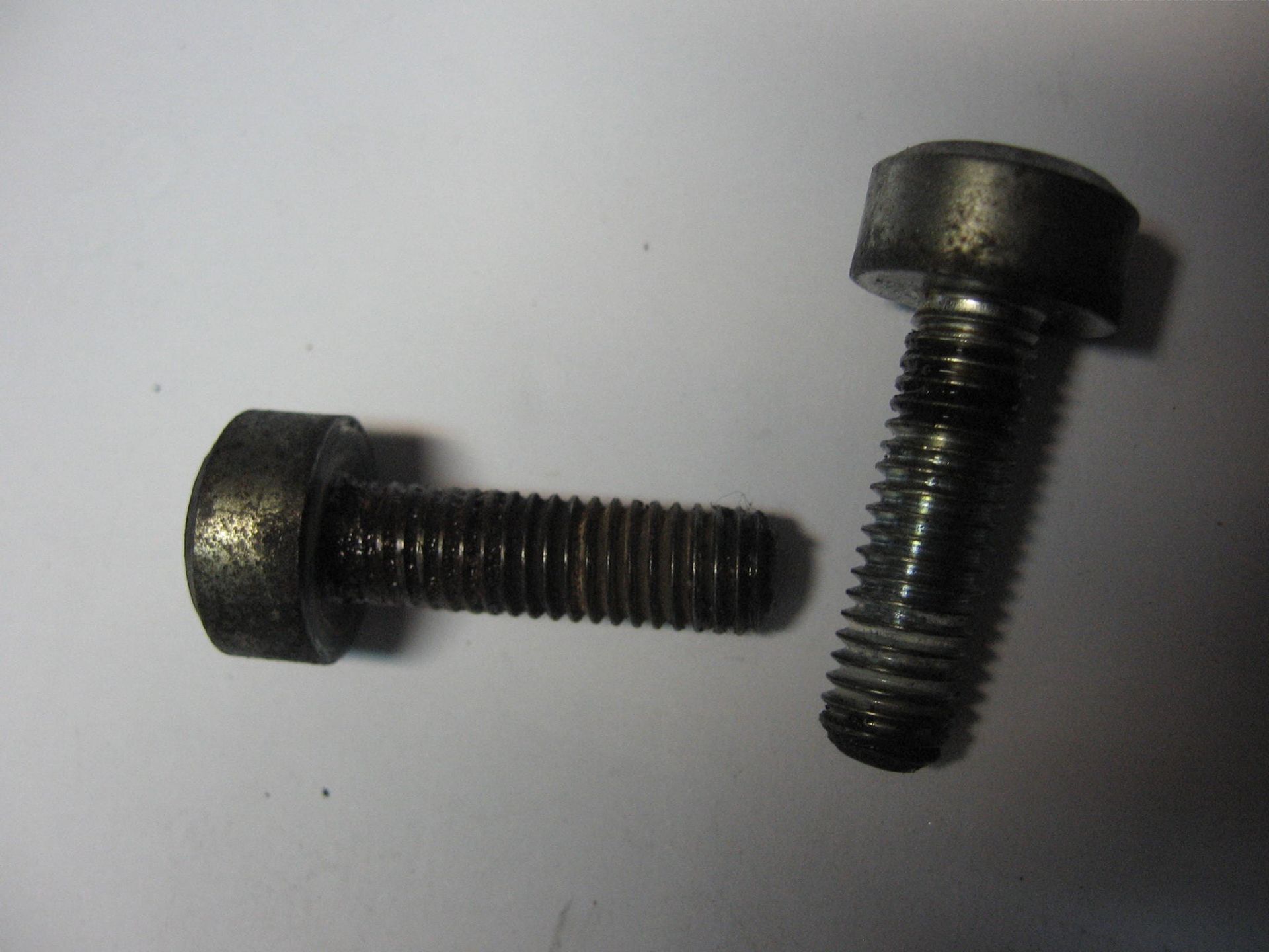 2x imbusbout met grote kop m8x27 bevestiging famebuis // vf500f 1984-85		90160-mf2-000