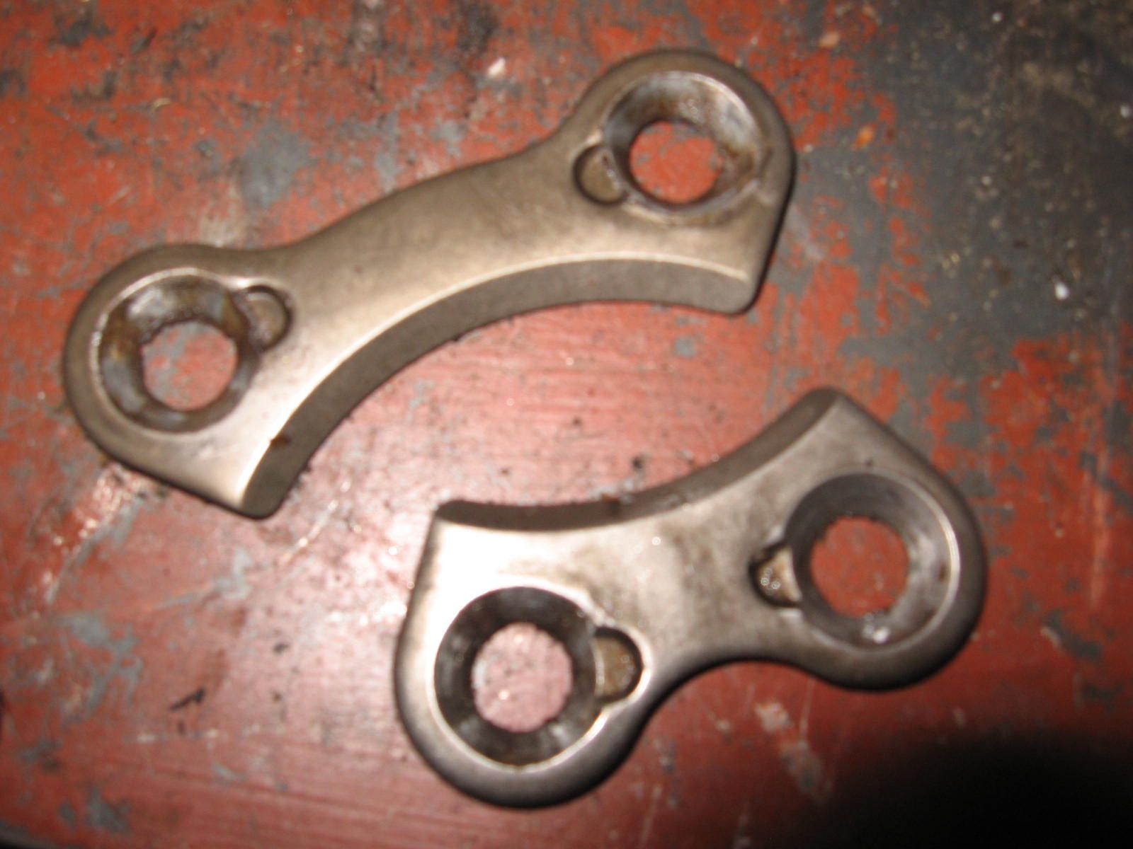 2x borgplaat boven en onder haakse assen , middlegear	Xj700 1985-86 , xj700x 85-86 , xj750 xj650 1980-83	31-A1538-10 + 31A-15383-00