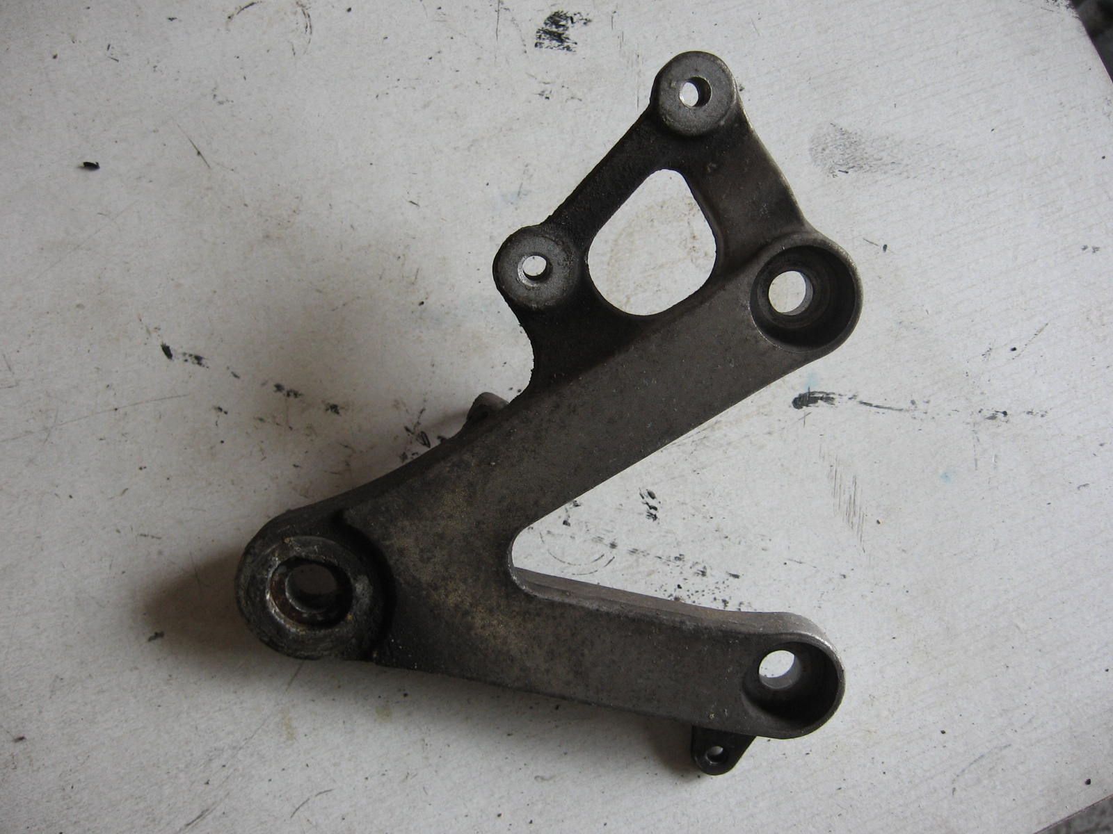 voetsteunhouder rechts voor	Cbr900rr 1992-97	50600-mw0-000