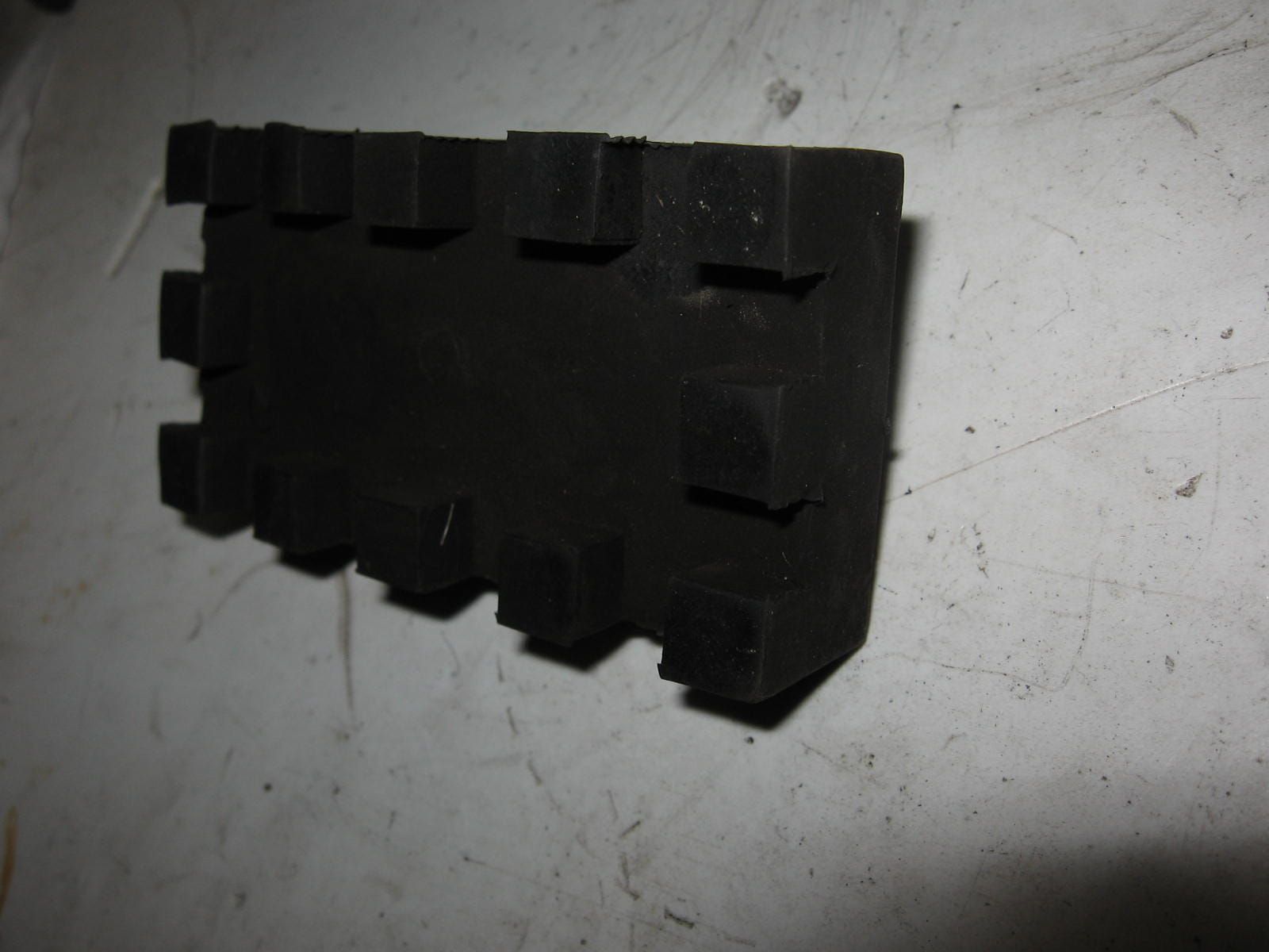 rubber achterkant onder benzinetank Gsx550 83-86 44541-43400