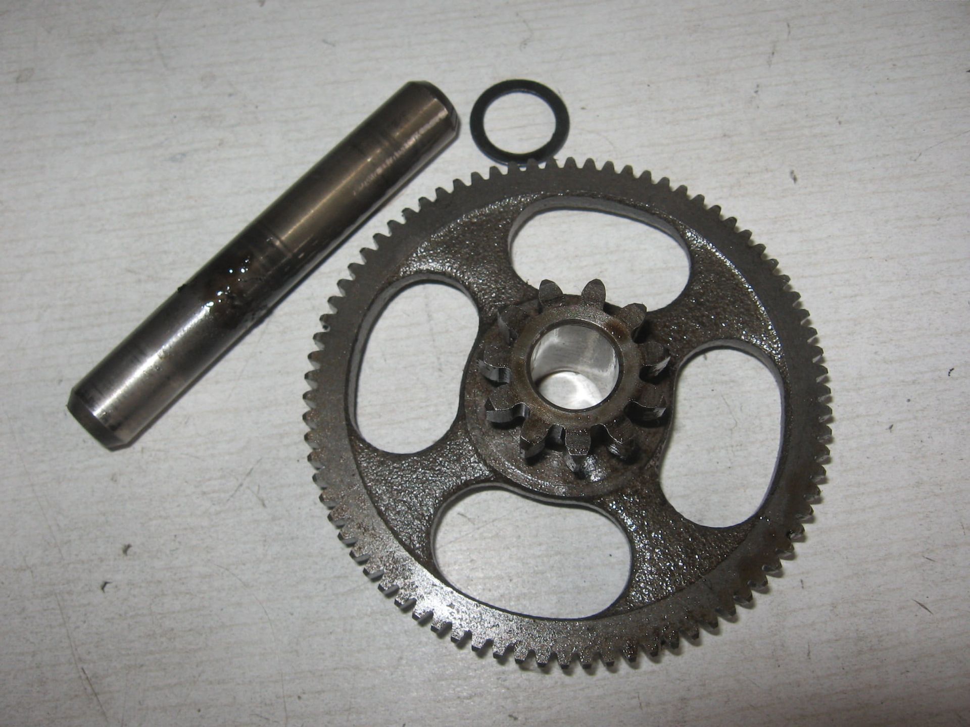 startertandwiel met as ( + ring	Cx500 1978-82 , gl500 ,gl650	28102-415-000 +28106-415-000	28100-415-305