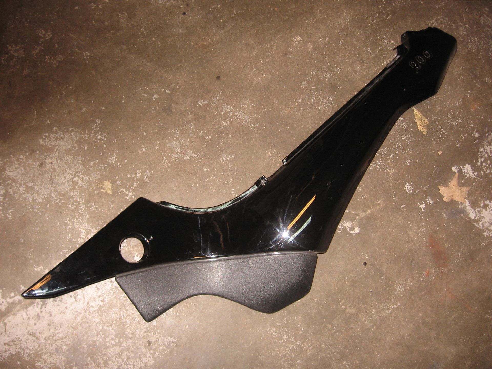 zijkap frame links // daytona 900 	T2305501	Nummer 2300881 , krasjes