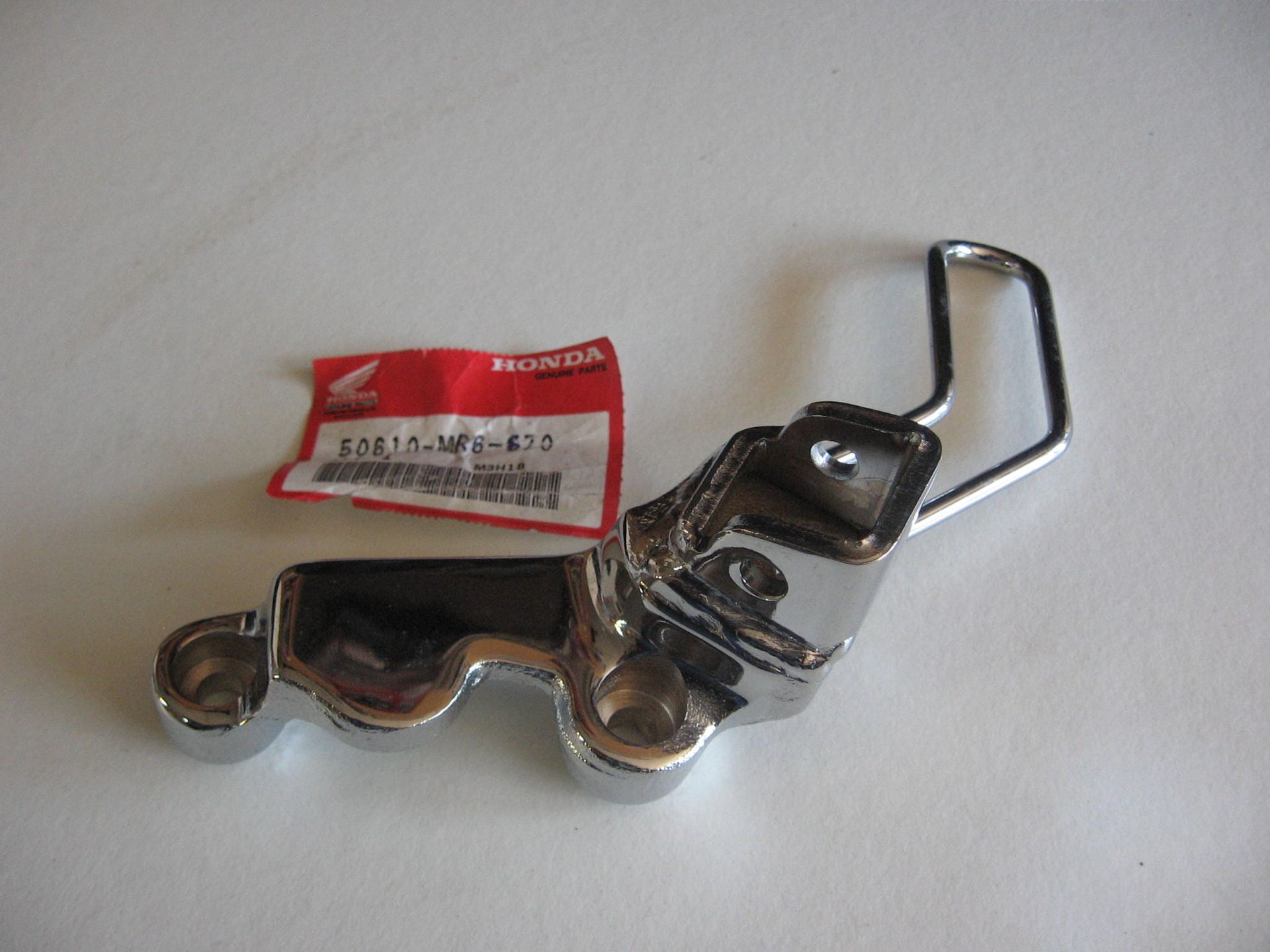 voetsteunhouder rechts bestuurder  // vt800 1988	chroom	oem		50610-mr6-670