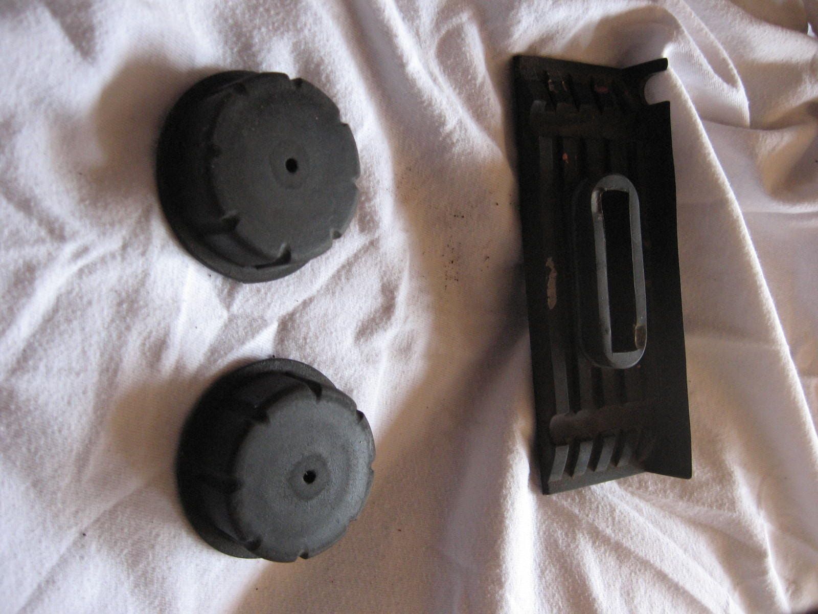 rubbers voorkant en achterkant benzine tank	yx600 radian	4h7-24181 , 1uj-2418-20