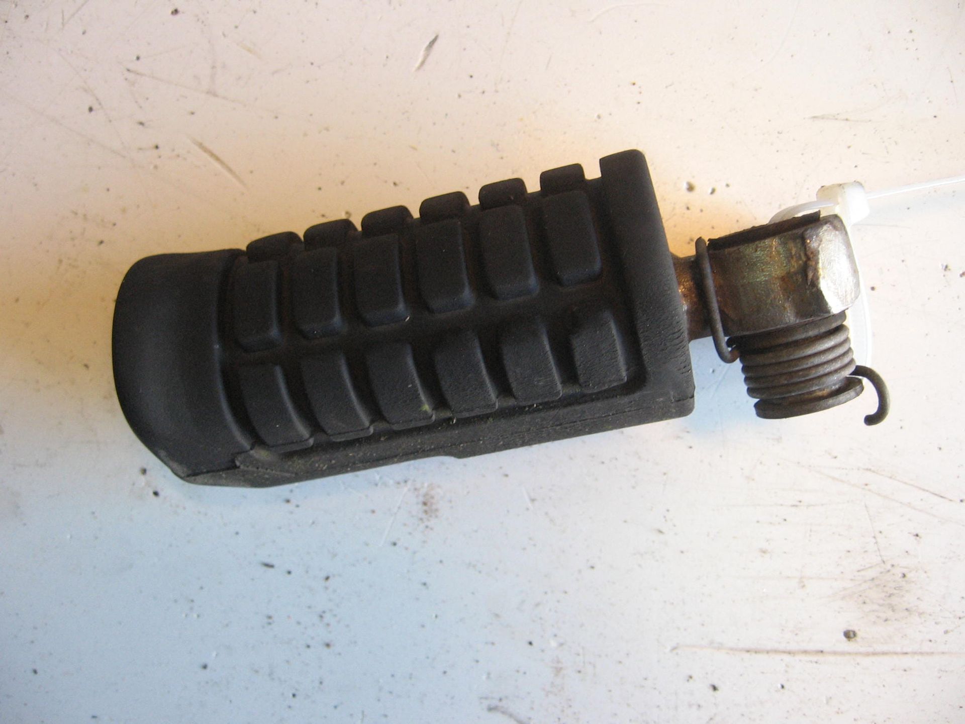voetsteun links bestuurder + rubber+veer -- cmx250c 1985 -2012		50617-kr3-770	50617-kr3-j00