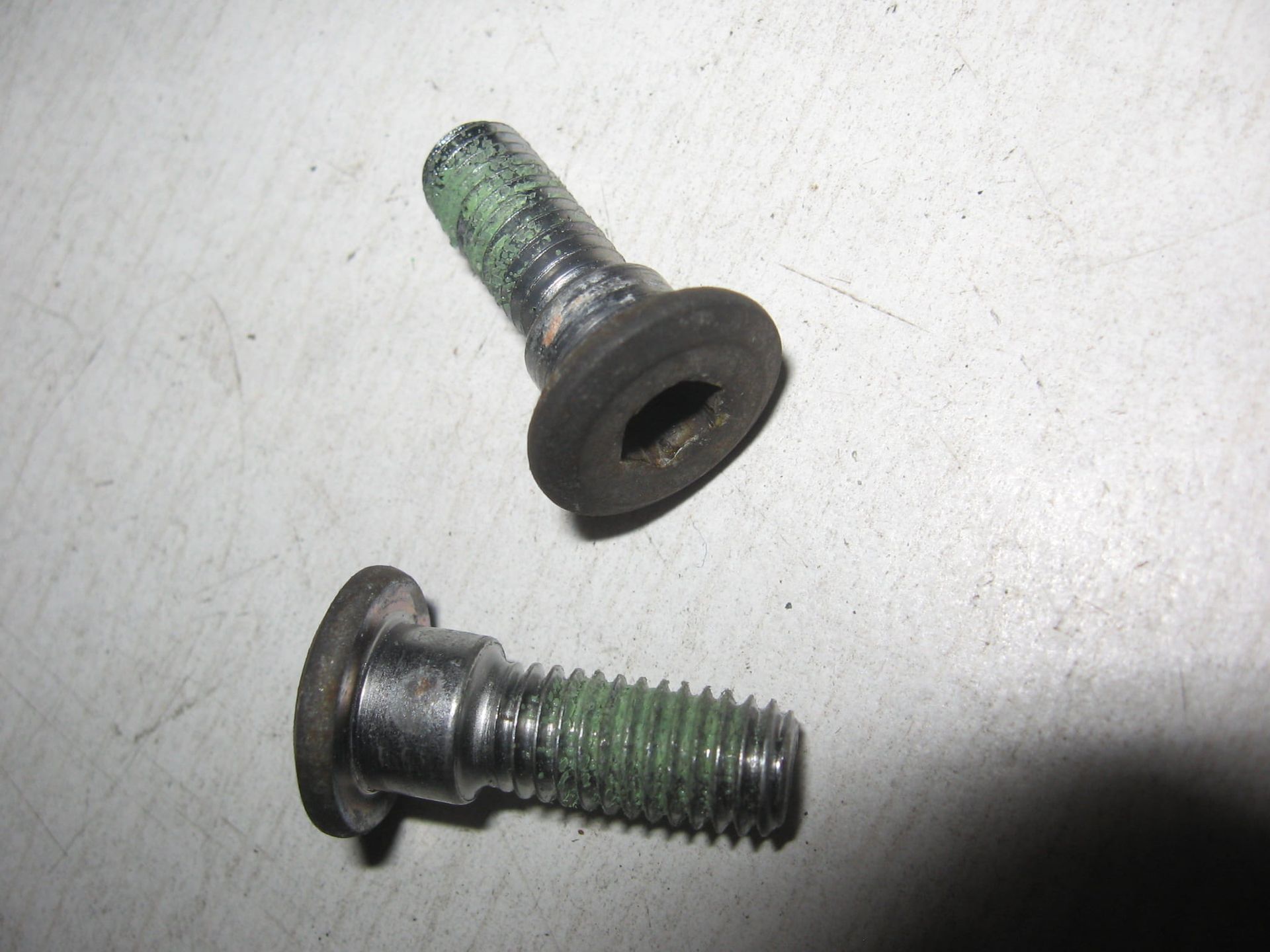 2x imbus bout ( m8x24 ,borst 9,9mm )  remschijf voor	Vfr400rg 1986 vfr700 vfr750 1986-87 1991-93 	90105-kr3-000