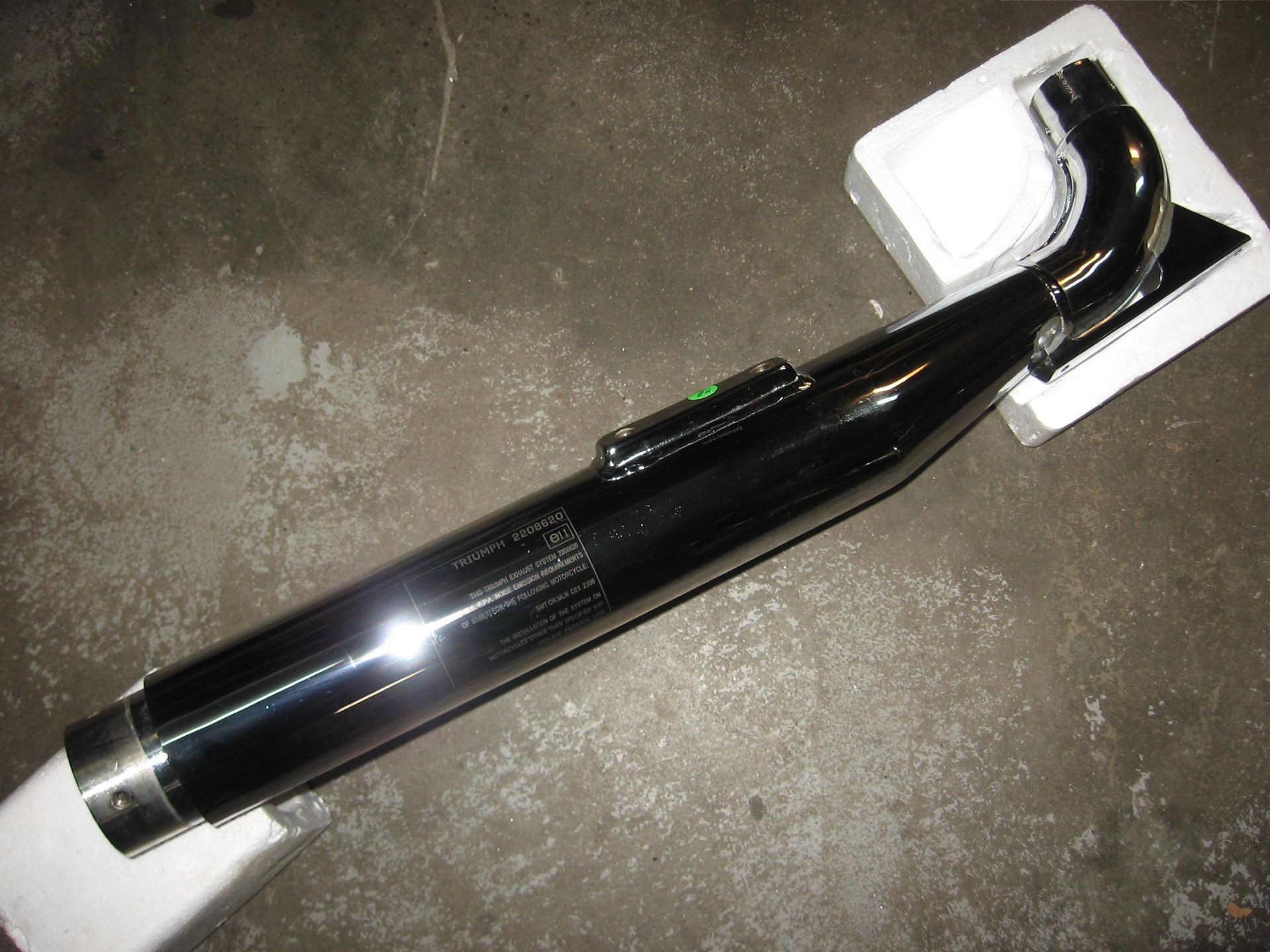Triumph uitlaatdemper links ,  zonder eindstuk // Rocket III classic /roadster 2005-14	geen verpakking 			T2208620