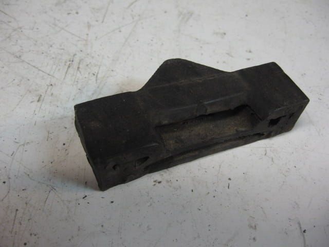 rubber bevestiging achterkant benzine tank  /  cb500 jaren 70 cb550 cb360 cl360		17613-286-000