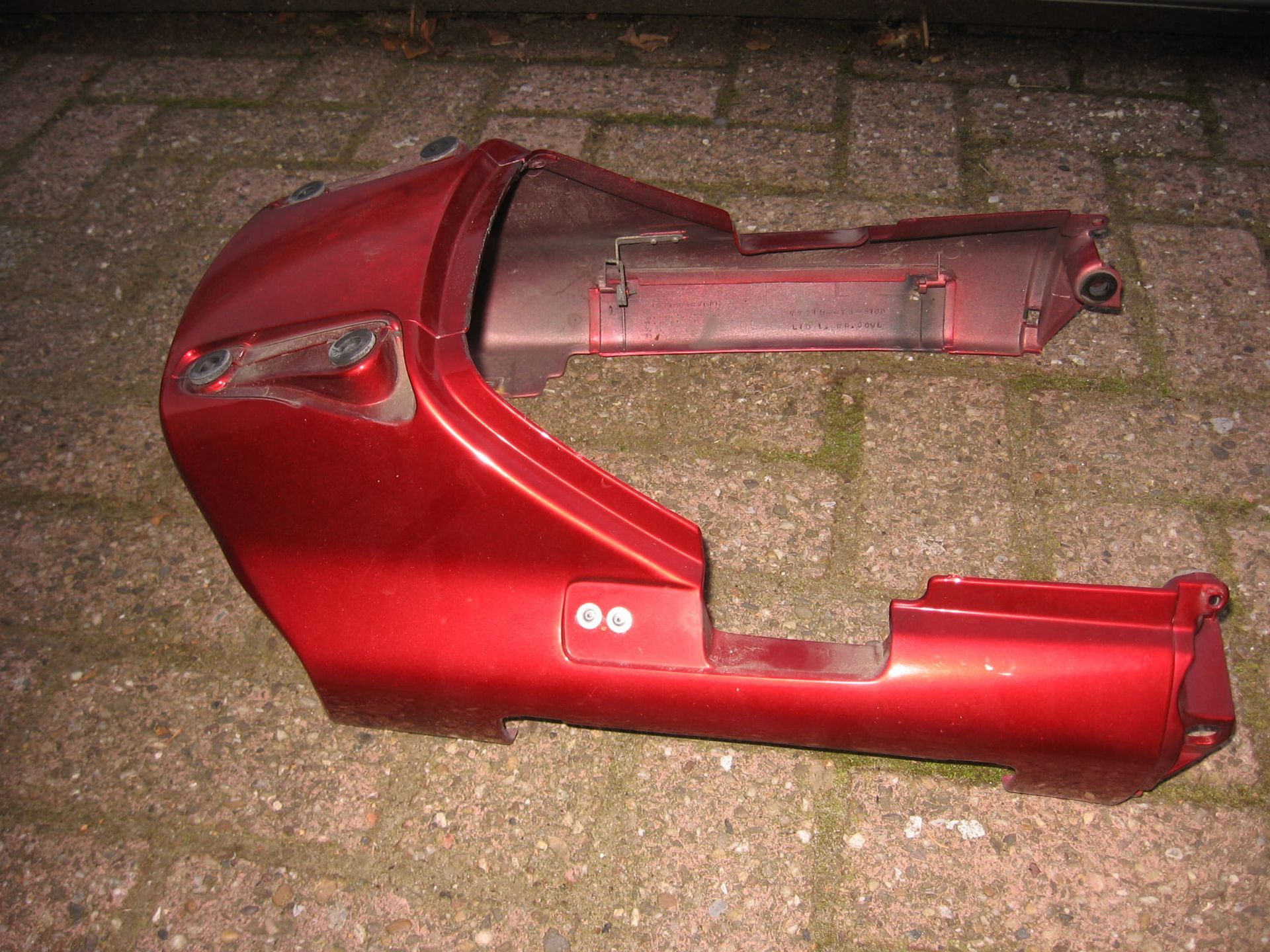 Achterkant , kontje rood , 	St1100 1992	77211-my3-000		, rechterklepje ontbreekt , pin afgebroken