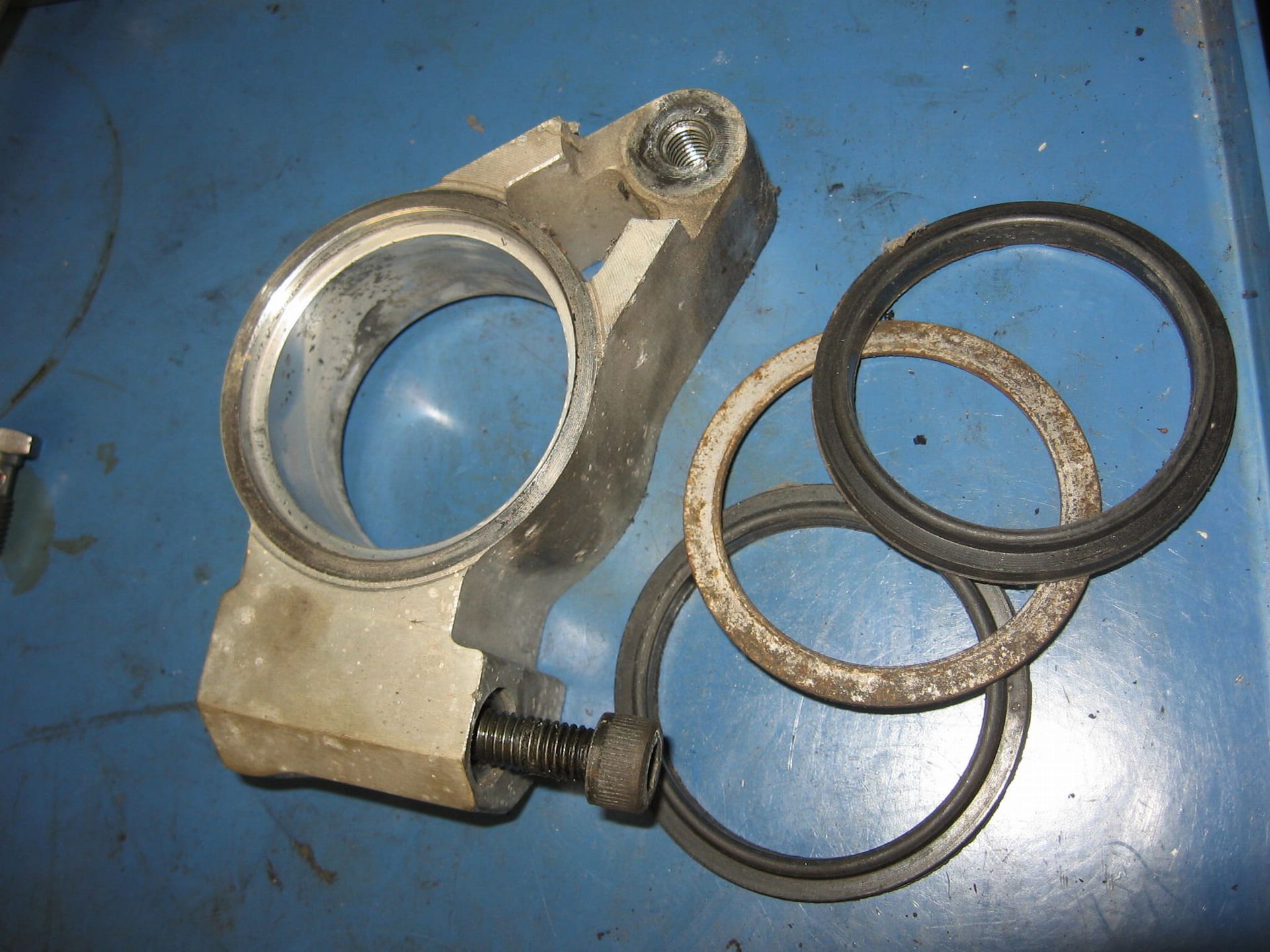 houder stuurhelft rechts	Fzr1000 91-95	3GM-26122-51 	3GM-26113-50 , 90201-502P8