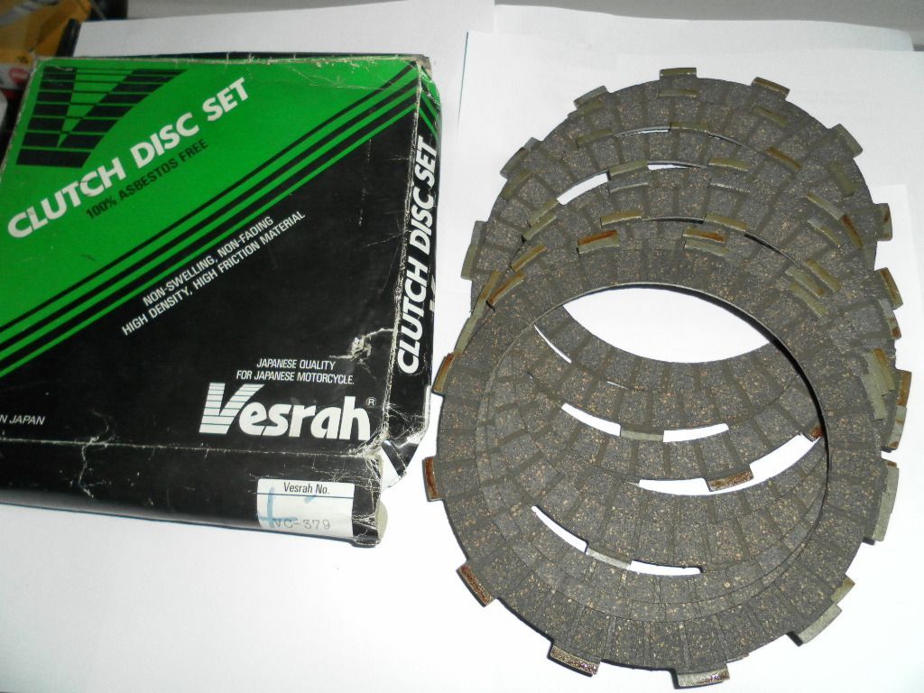 set gevoerde koppelingsplaten NOS  , set 8 stuks	DR650SE 1996-98 , DR750S 1988-  , DR800S 91-92 	vesrah  VC-379		21441-31D00  , 21441-44B01