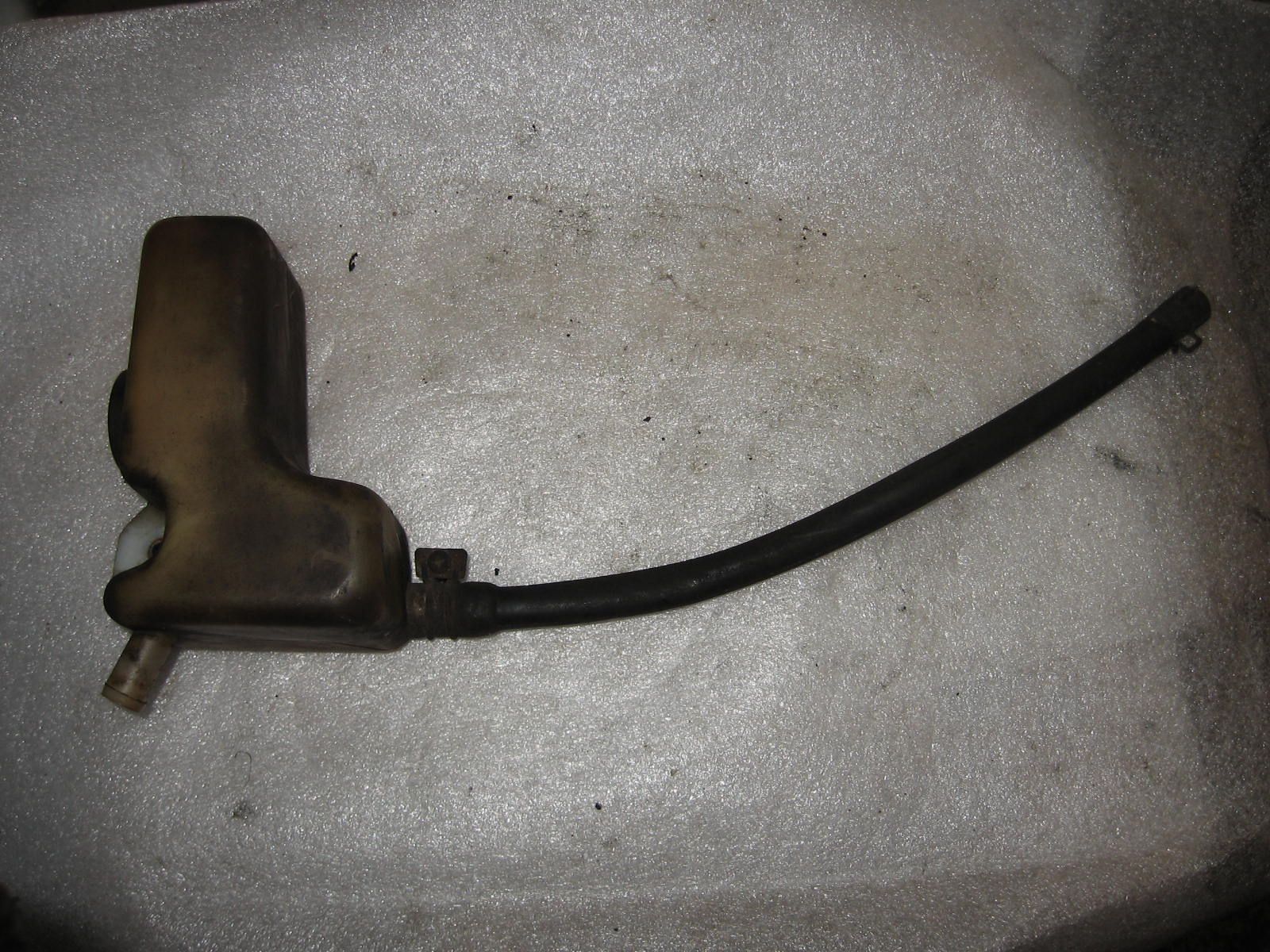 storage tank , opvangtank vocht uit luchtfiterhuis	Cmx450c  86	17551-mm2-000 (1)