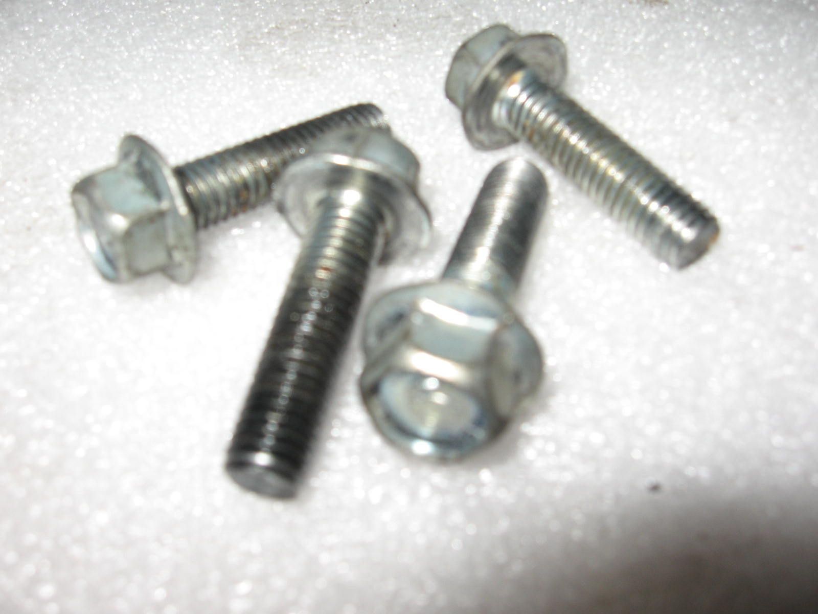 4x flensbout m8x30	Xj700 1985 	95811-08030	95817-08030
