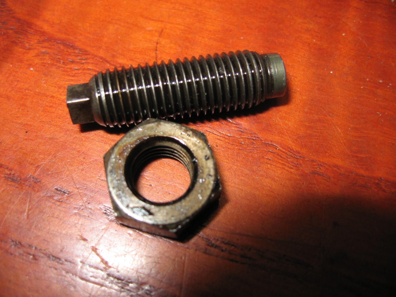 m8x1,00x28 klepstelbout met moer	Xs650 1974-83 xs1 xs2	90149-08098 + 90170-08173	583-12159 , 3ht-12159-r0