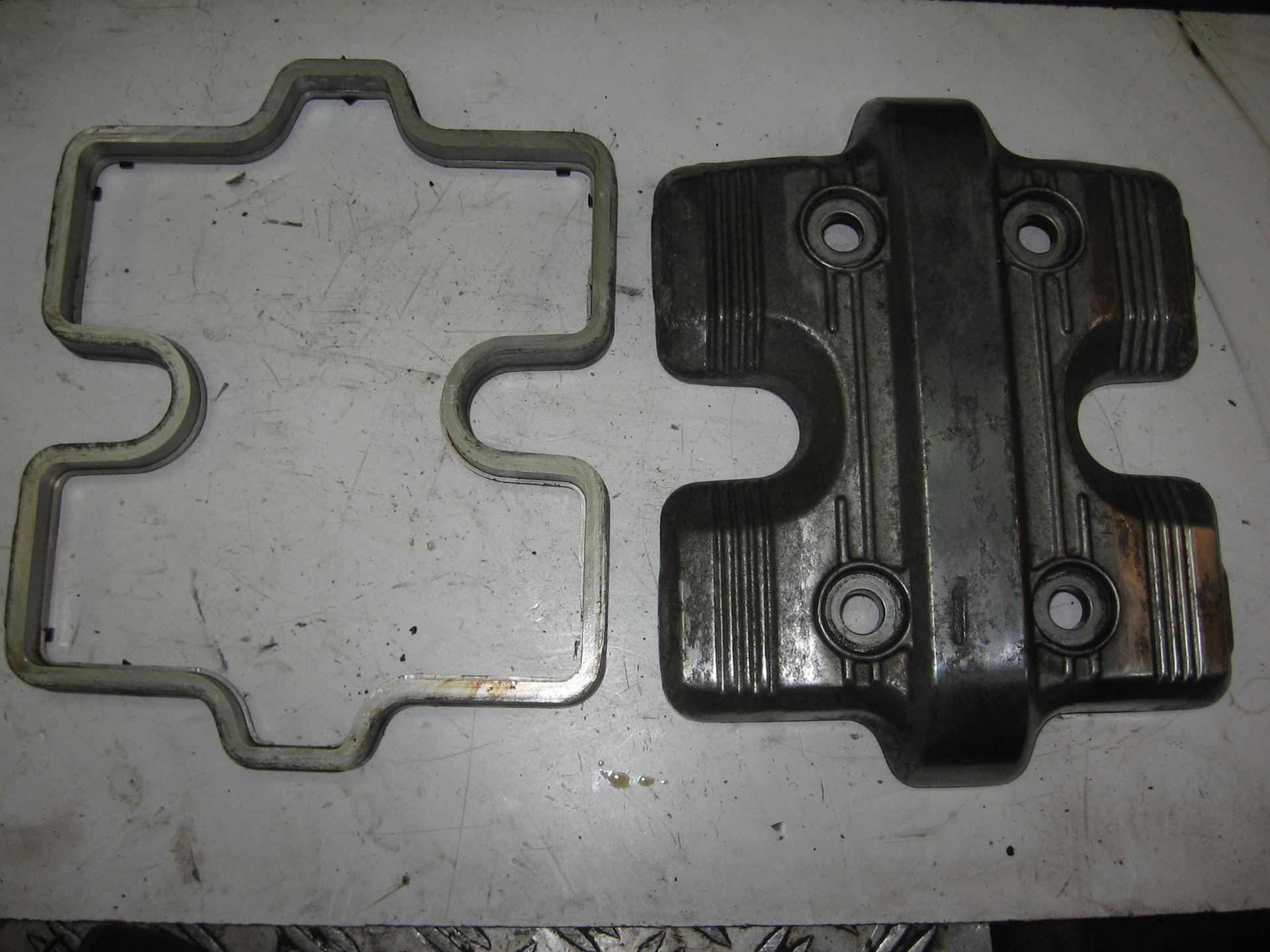 kleppendeksel met rand achter // vf750 sc 1982 -83 / vf700c 1984-85 vf700s 1984-85		12341-MB0-000 + 12321-MB0-000	12341-MB0-010