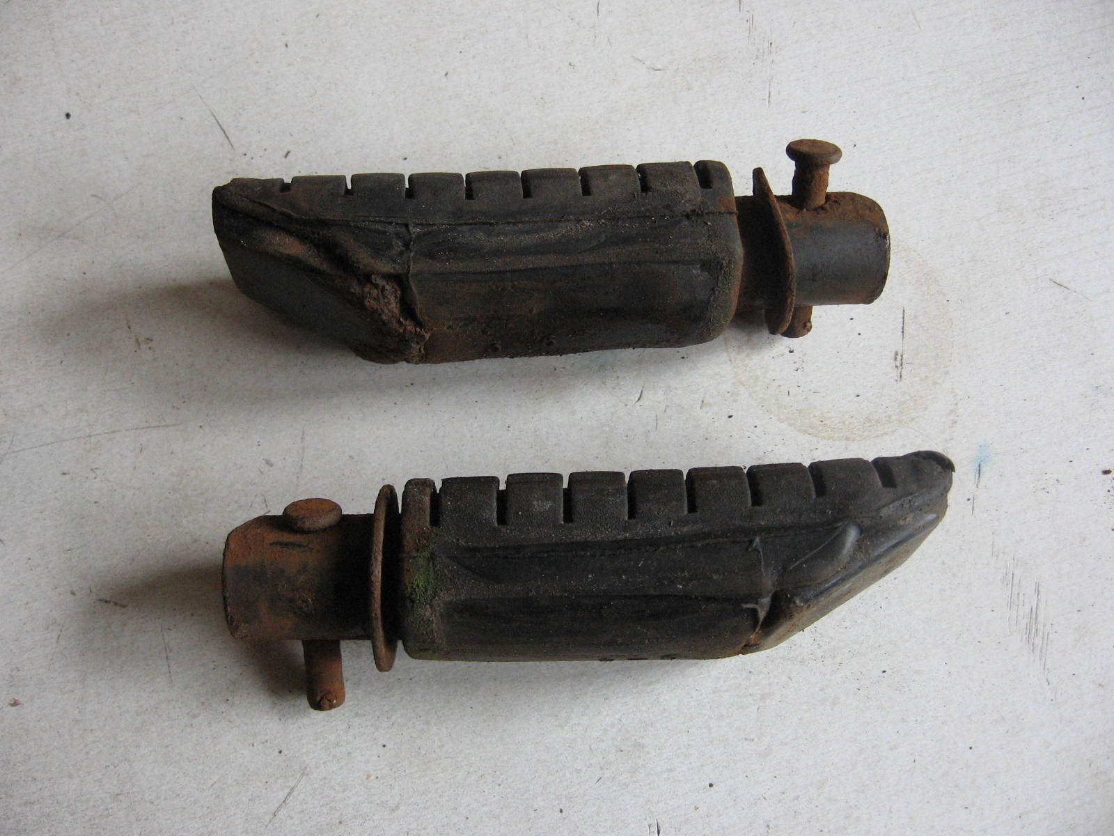 voetsteun set passagier links en rechts	Vtr250 89 cbr600 1987-93	50711-ke8-000 + 50712-ke8-000
