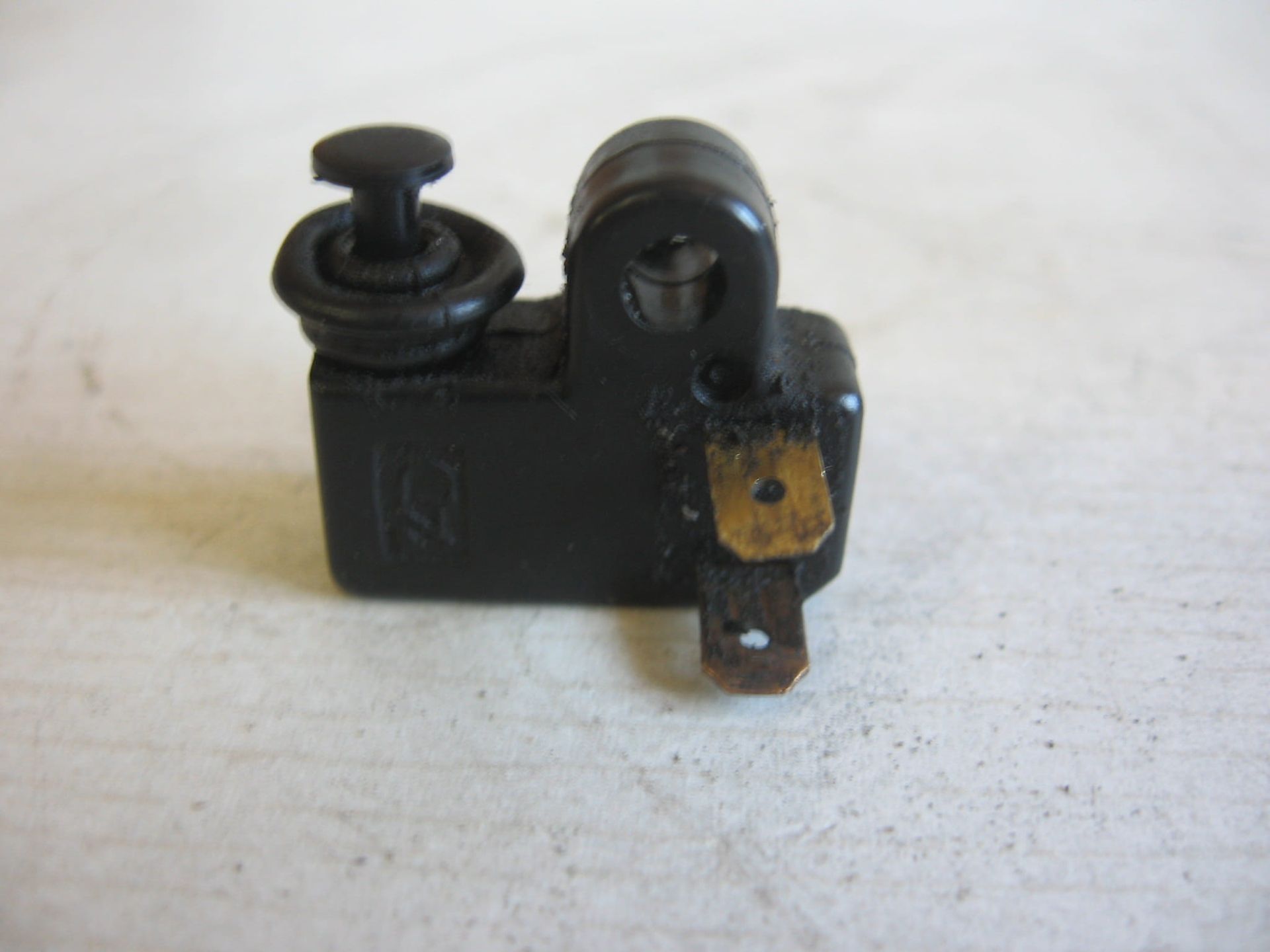 schakelaar zijstandaard	Gpz500s 1987-98 , zg1200 1986-2003	27010-1185