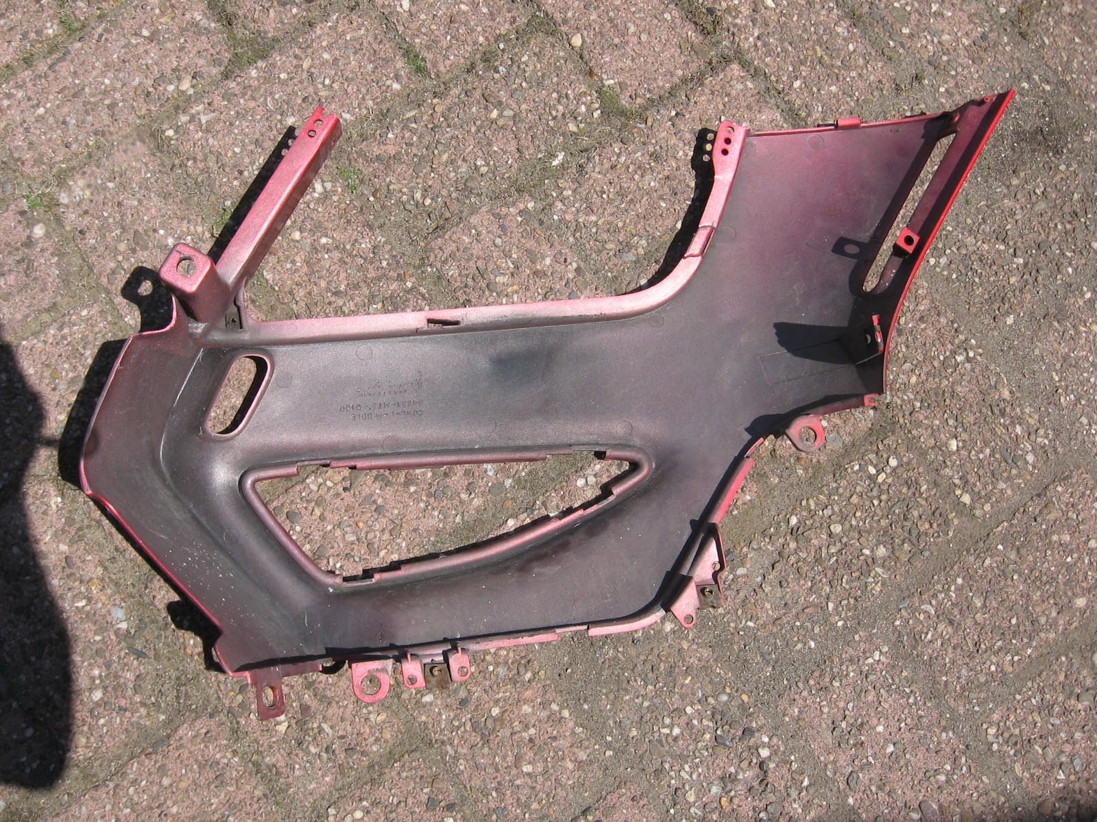 Kuipdeel zijkant midden links , rood	St1100   	64231-maj-	64231-mt3