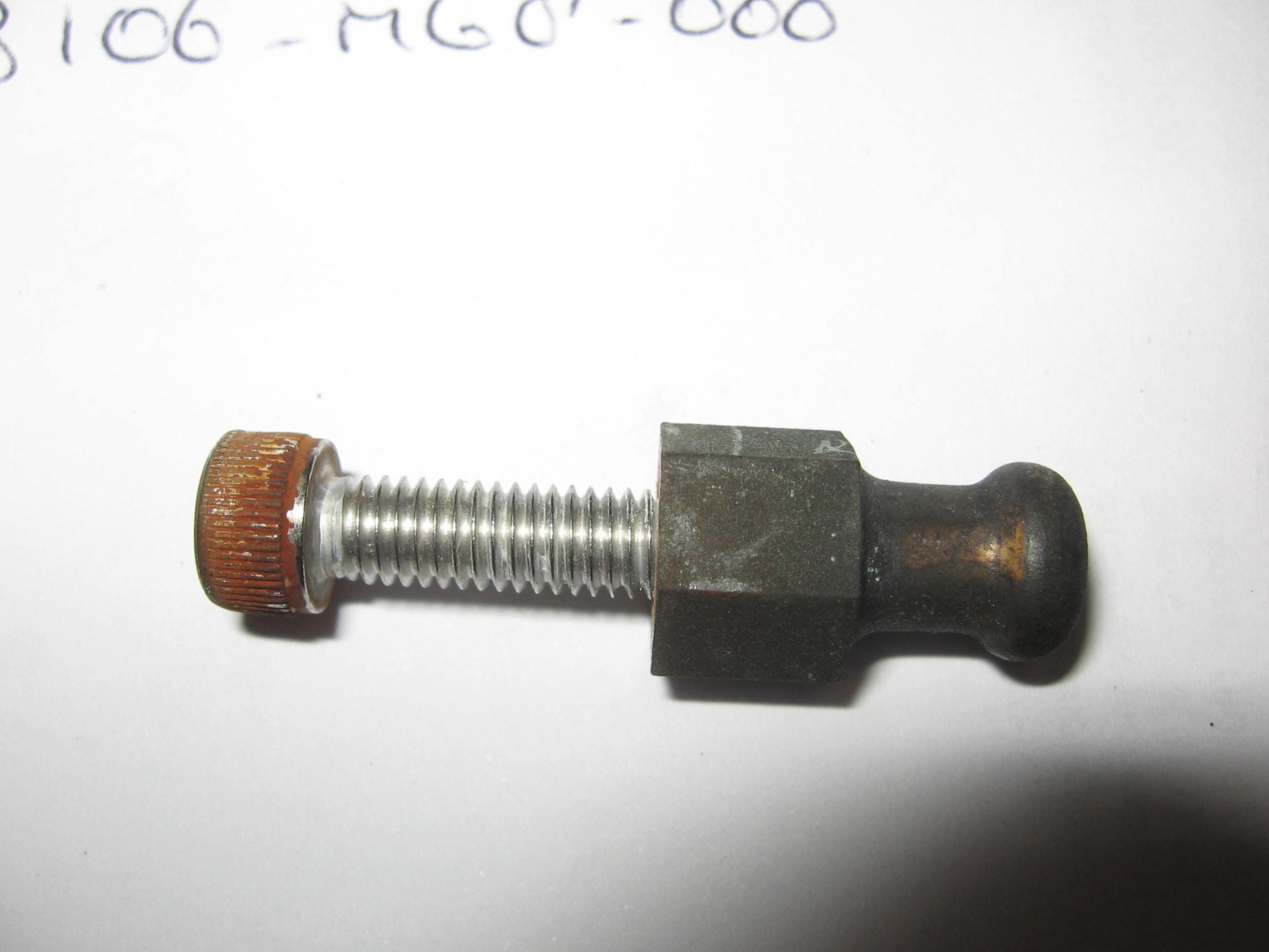 moer met bout // bevesteging sierplaat tankdeksel // vt1100c 1985-86		83733-me8-000
