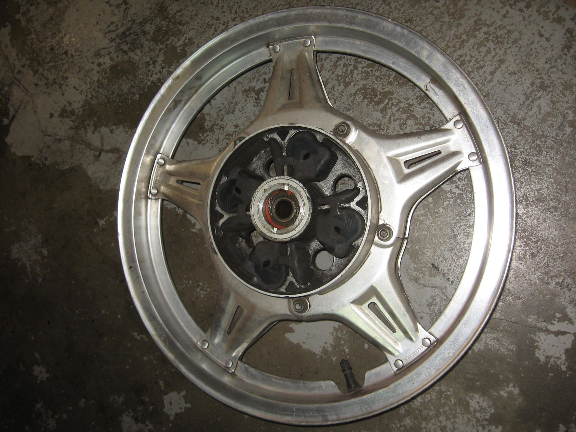 achterwiel comstar 2,15-18 , grijs , (binnen gebogen randen) cb750 kz ka dohc	42650-425-610	Kz -305