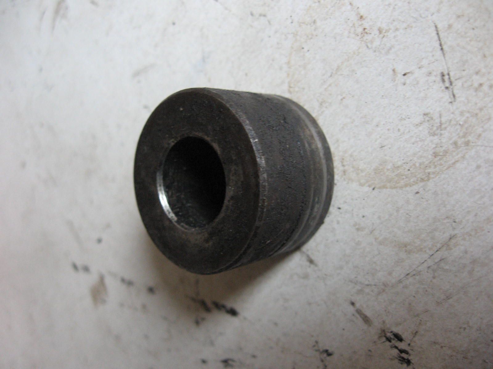 afstandsbus achterwiel tandwielkant	kz305 ltd 1981-82,87 en500 1990-2009	92027-1368