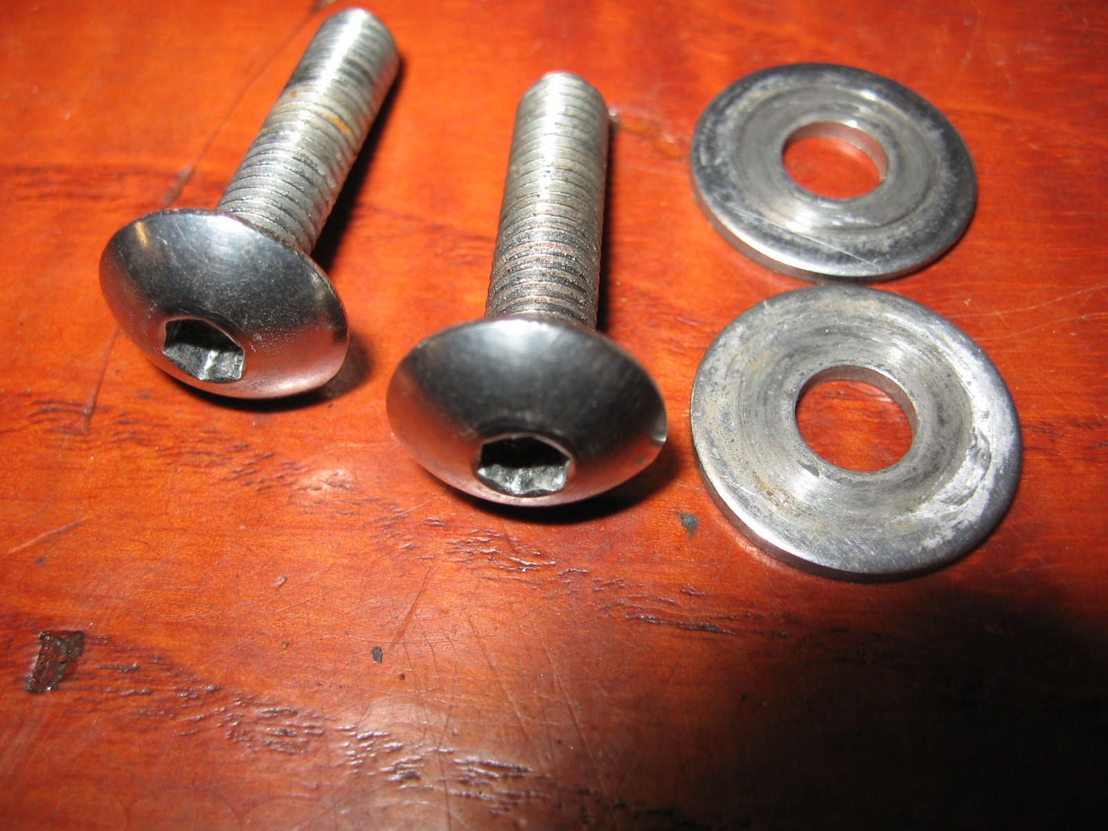 2x imbusbout bollekop m6x25	Gsx600f 	09139-06029