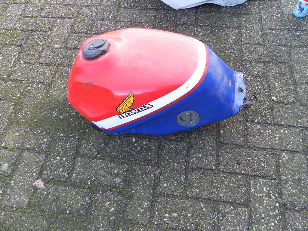 benzinetank  , vf1000fe	175A1-MB6-610ZA 		,deuk linkerkant vooraan , geen sleutel