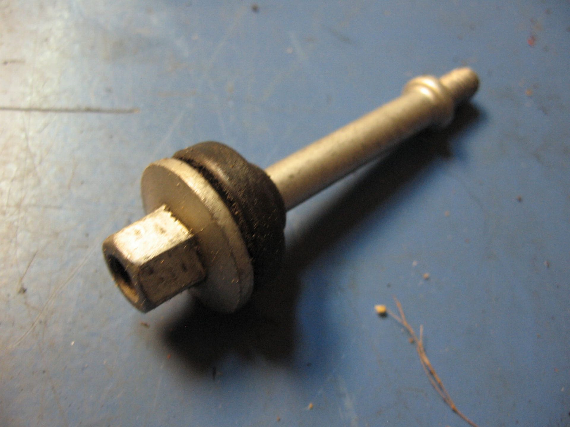 Spacer bolt, bout kleppendeksel met draad erin	F650gs 99-08 dakar 00-07	11127678890	11127652915