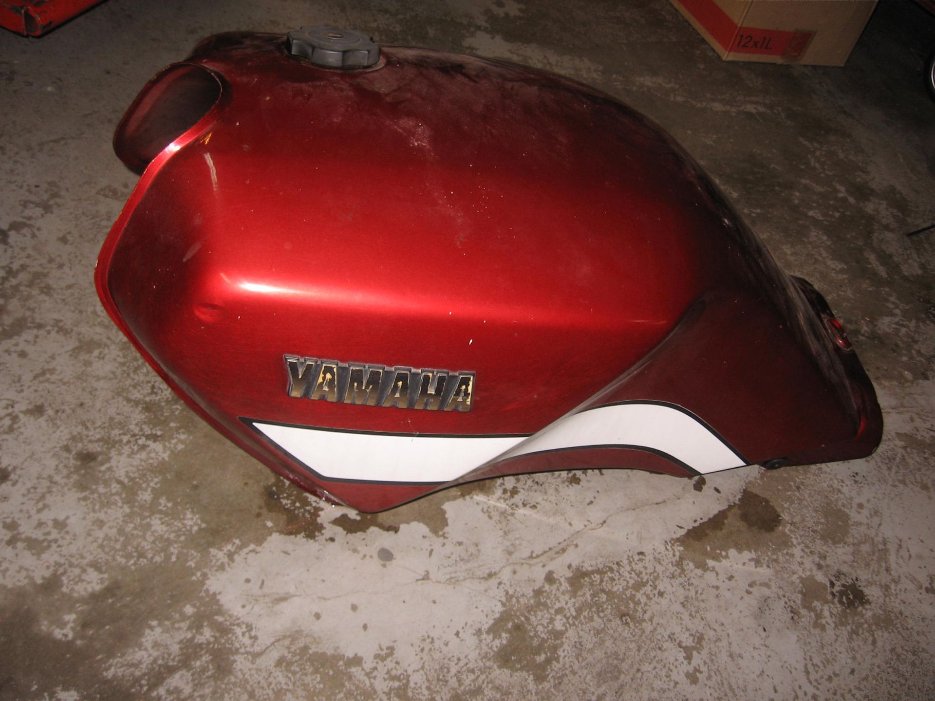 XZ550 benzine tank 		11h-24110 , klein deukje links voor , lakschade , tankdop kan niet los