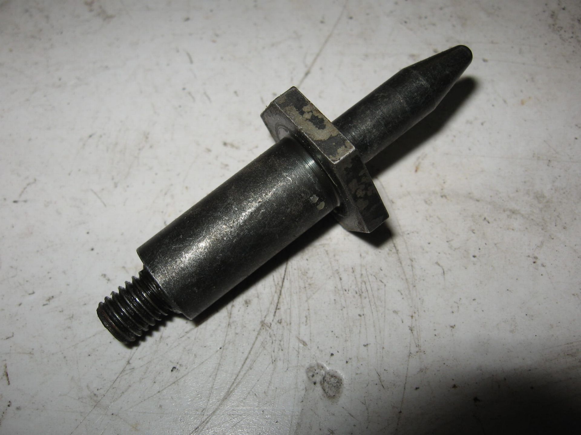 adjusting screw , bevestigingsbout benzinetank achterkant	,F650Gs 1999-2008 ,G650GS 08-16,F800	16112350064