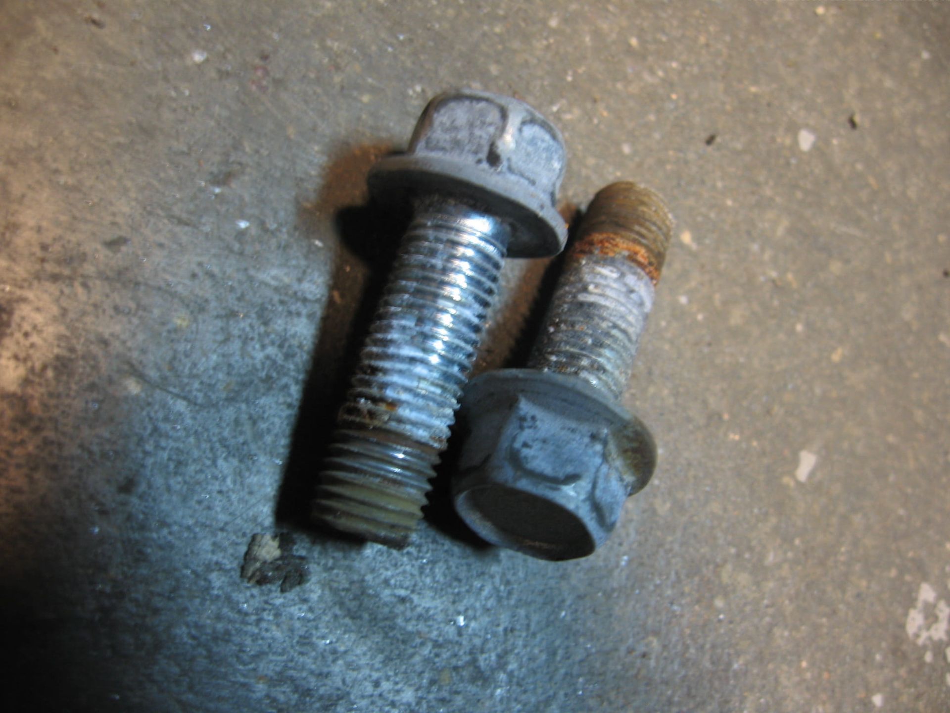 2x flensbouten bevestiging ruggesteun m10x30 sleutel 14	Xj700 1985-86	95811-10030-00