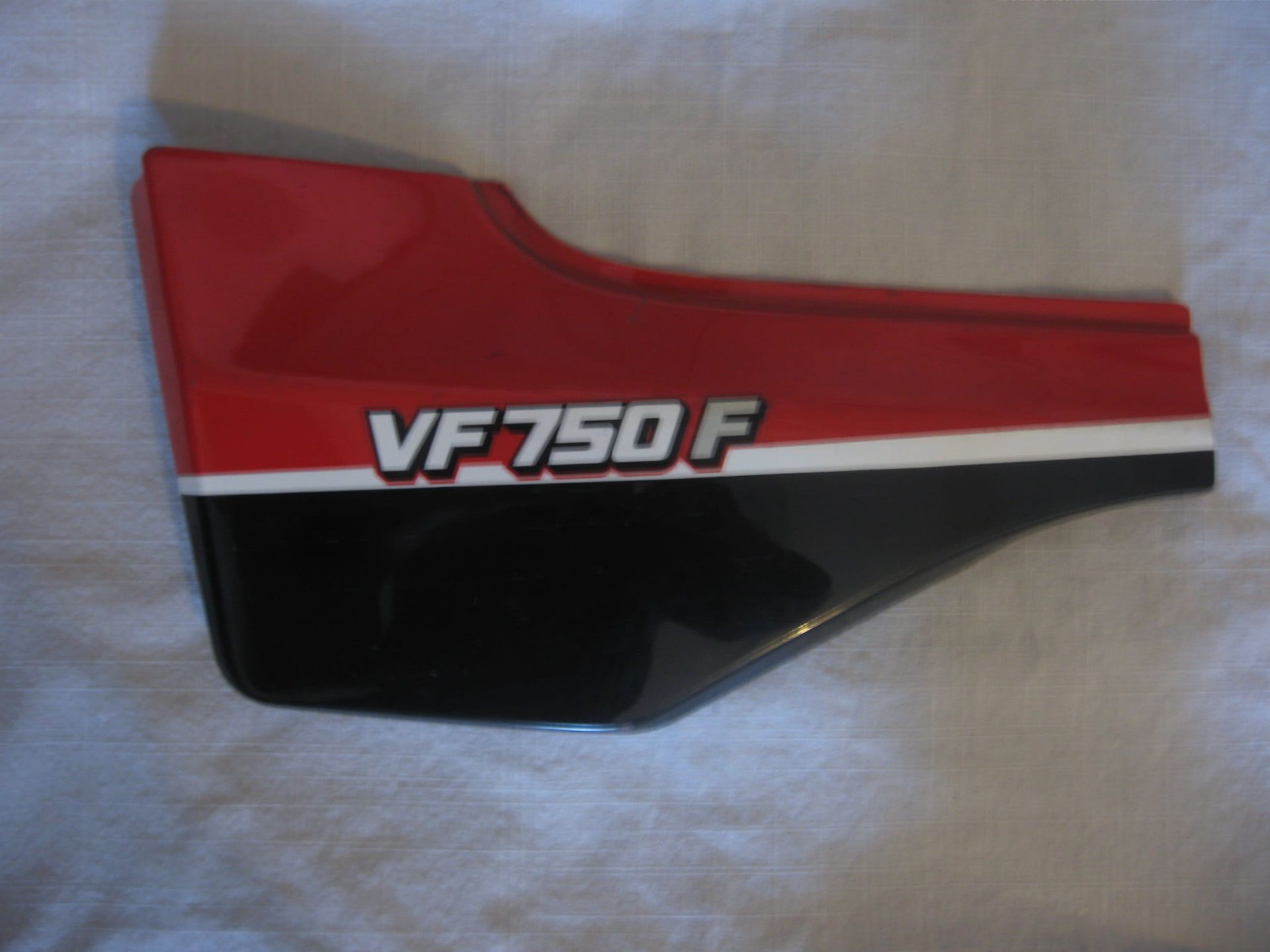 zijkap frame links rood/zwart --vf750f 1983-84		837a0-mb2-000
