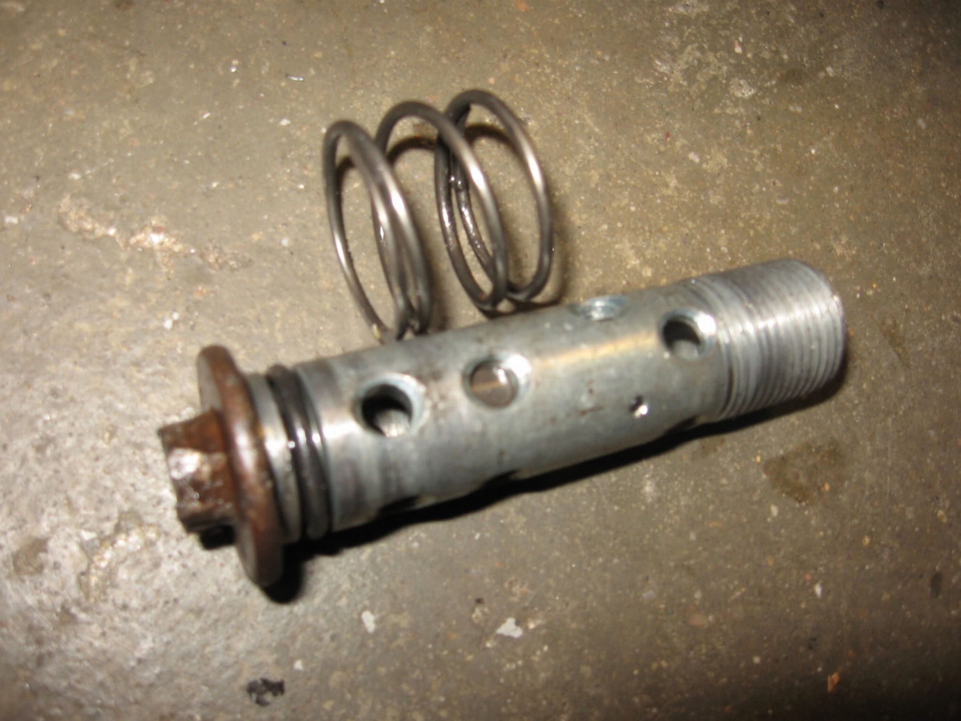 oliefilterbout (zeskant niet zo goed ) met veer	Cb650 1979-82	15420-333-000 	15415-300-000