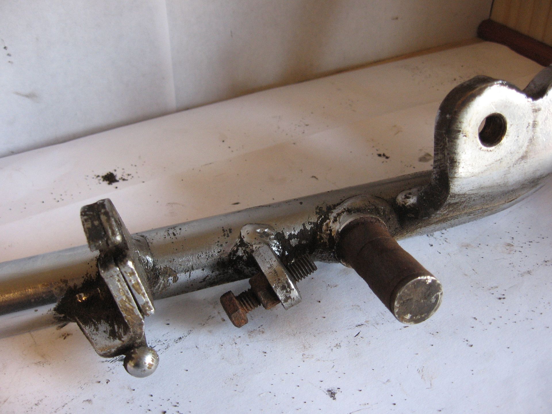 Footrestbar 2 , rechter voetsteunhouder en rempedaalhouder 	Xv535 87-2000	2GV-27472-00 	2GV-27472-02