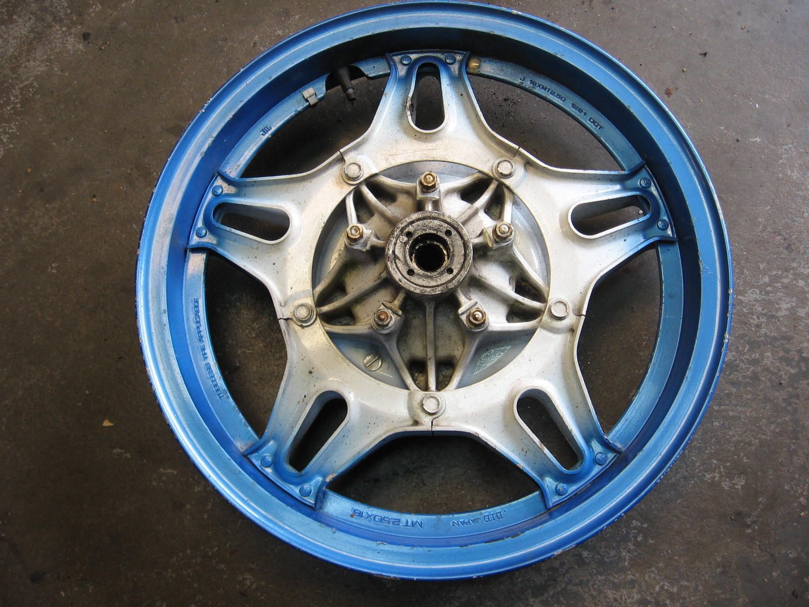 Achterwiel , DID MT2,50x18	cb750f cb900f 1981-82	40510-438-000