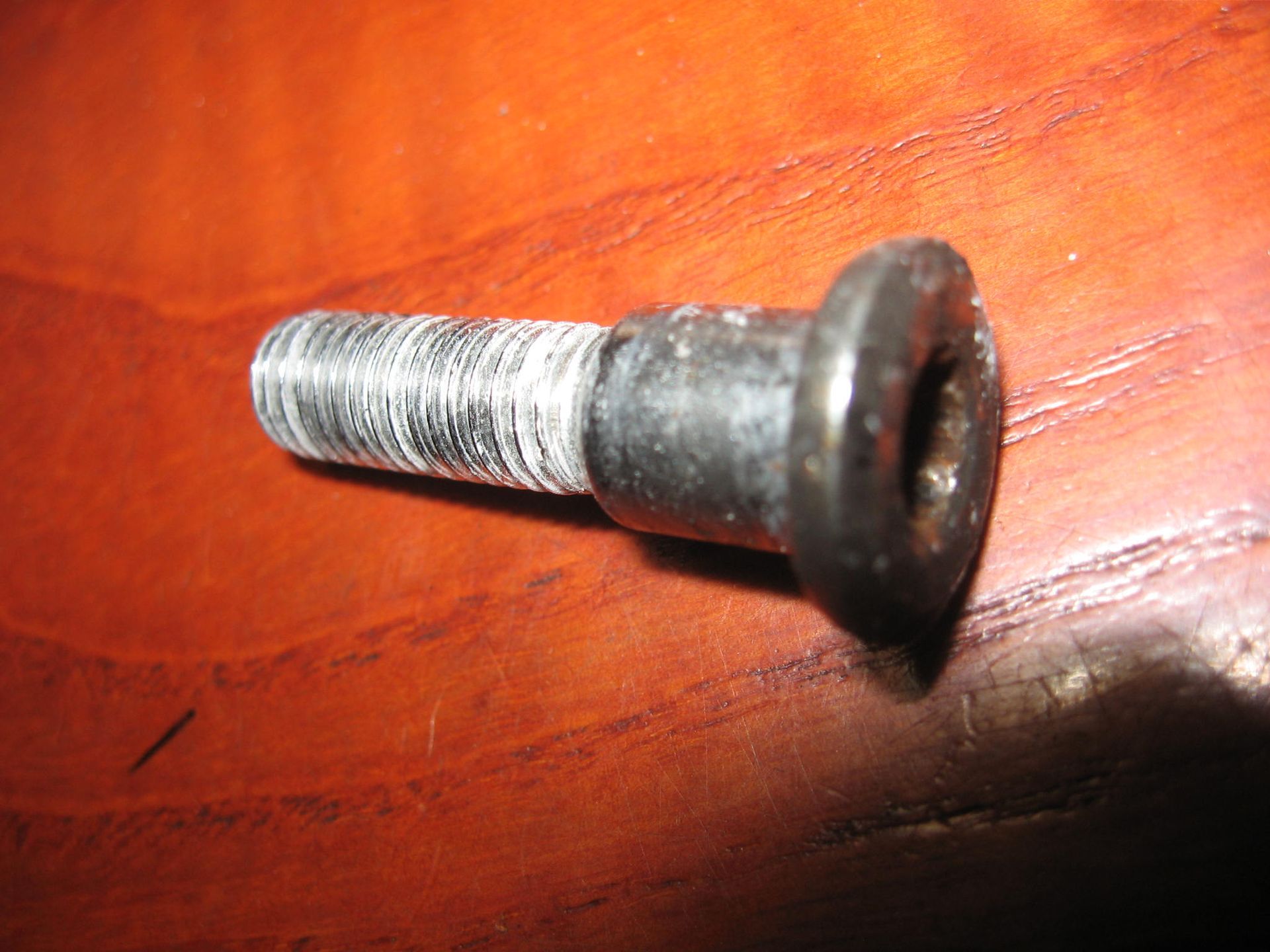 Imbus platte kop met dikke borst boutvoorremschijf // gsx-r750 1986-2001		09106-08062	09106-08082 , 09106-08148 , 09106-08125