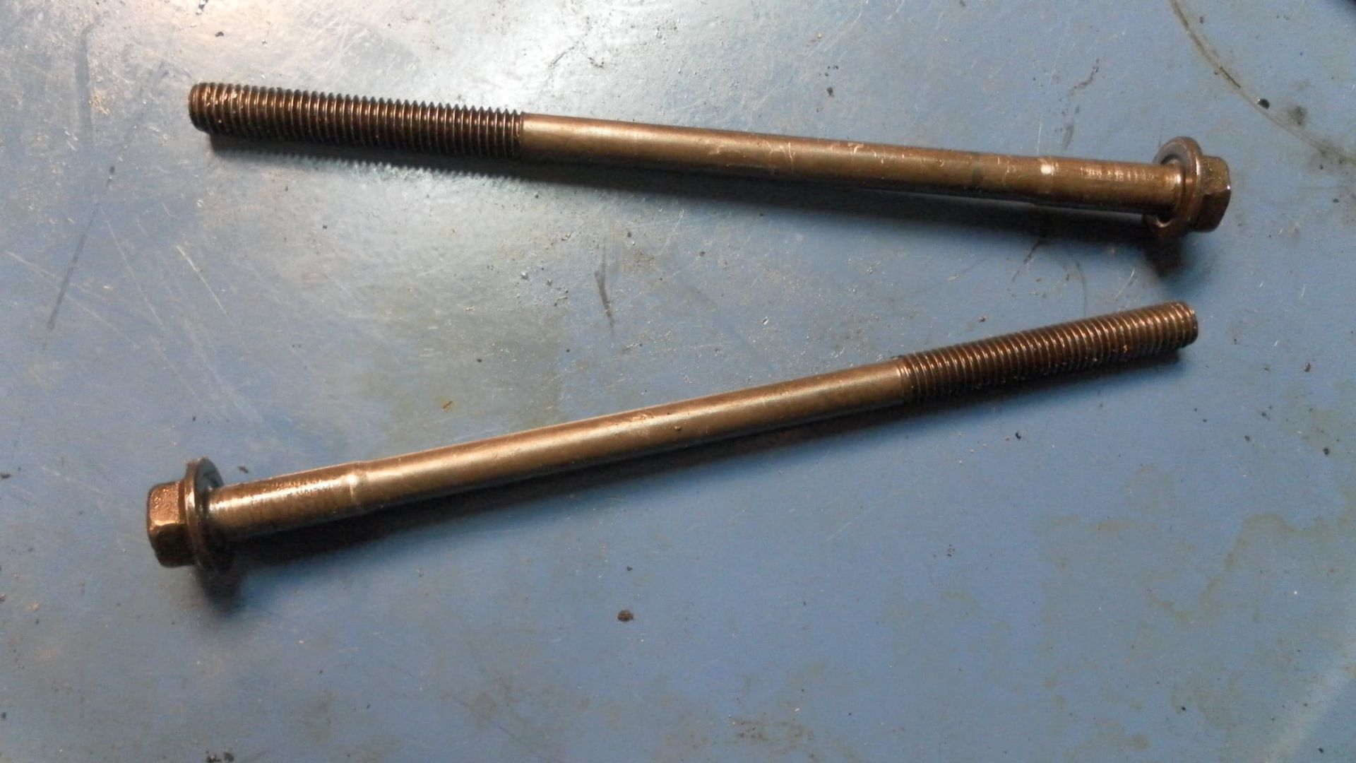 2stuks kopbout m8x151 	Vf750 vf700 vf1100 82-86	90006-mb0-000