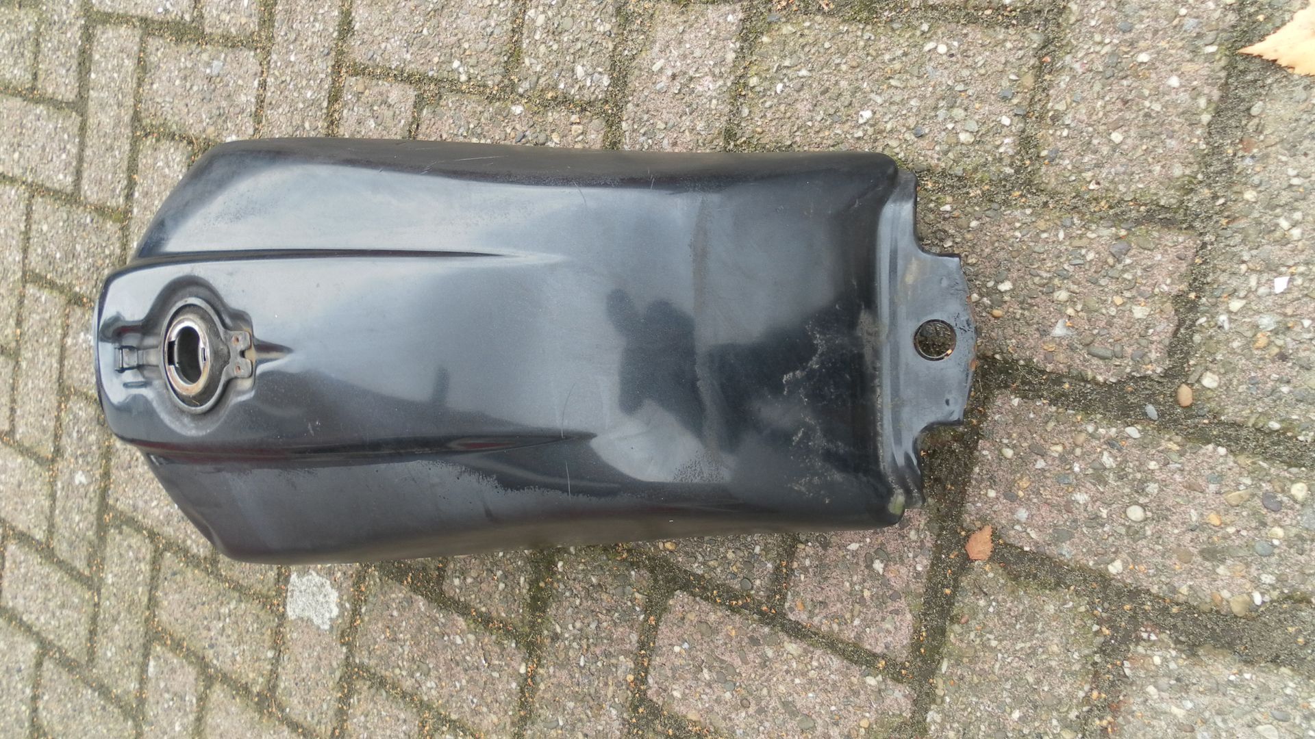 benzinetank cb750f 1980		17540-438-710		,deukje links boven , geen oem kleur