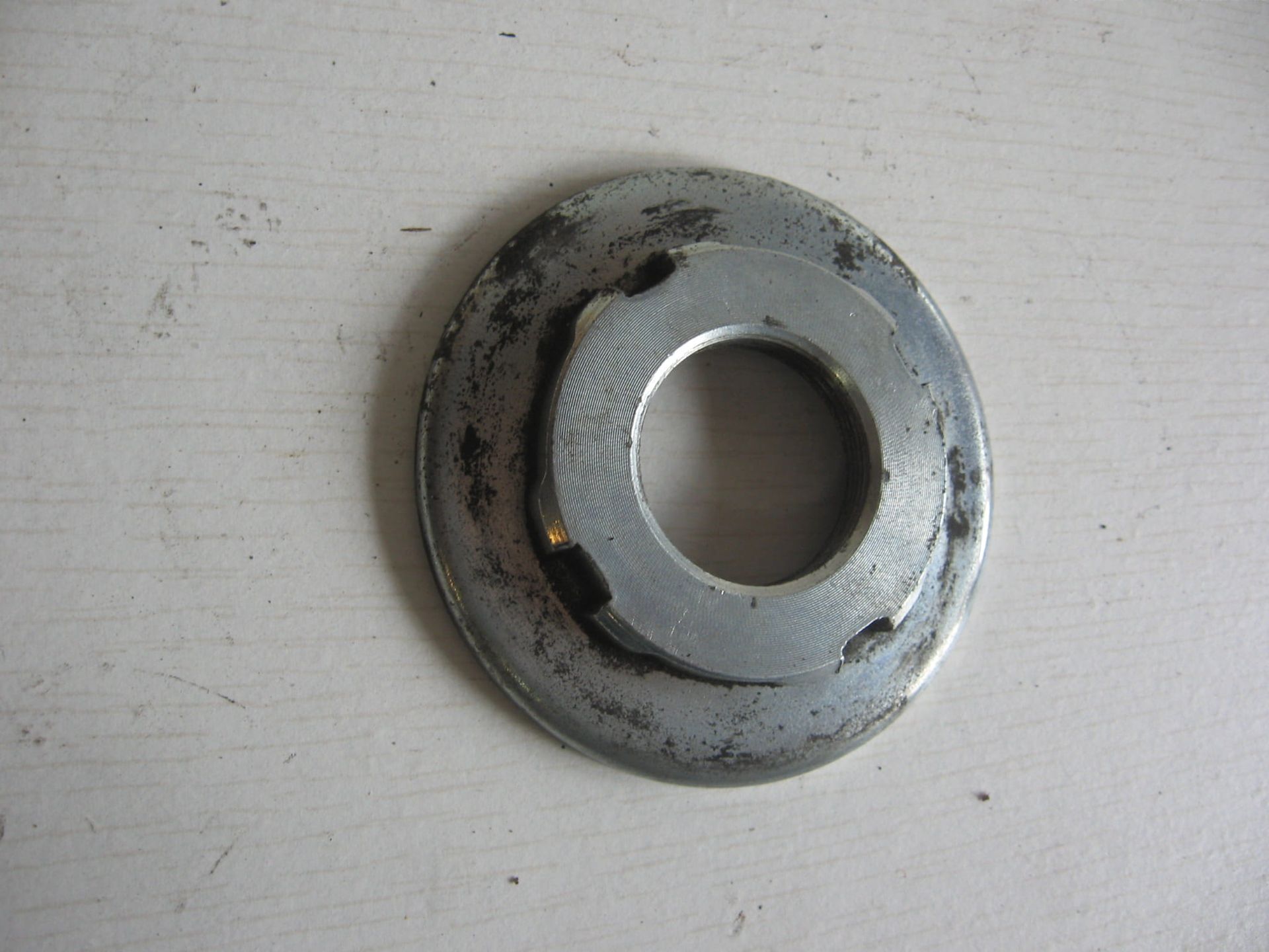 Onderste stelmoer met flens  balhoofdlager // 	cbr900rr 93-2002,cbr1100xx 1997-2003 ,cbr600f 1999-2006	53220-MW0-000