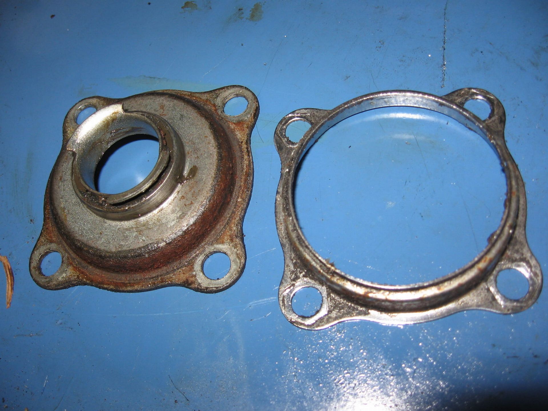 gearbox retainer en gear retainer cover , tellermeenemer voorwiel	cb400f 	44641-333-000 , 44642-231-701