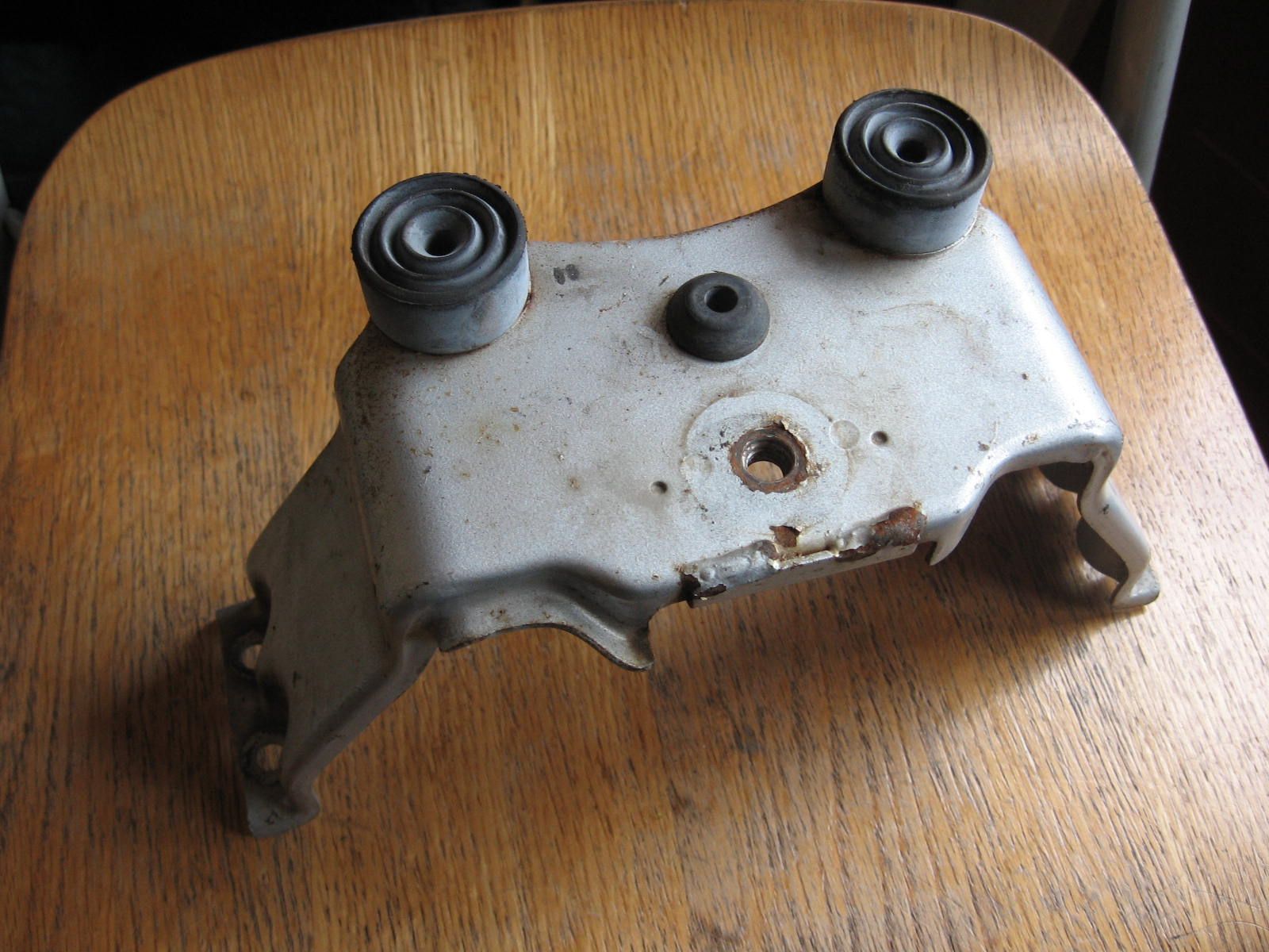 achterste montagebeugel benzinetank	Gpz500 1987-09	11045-1363	32052-1394