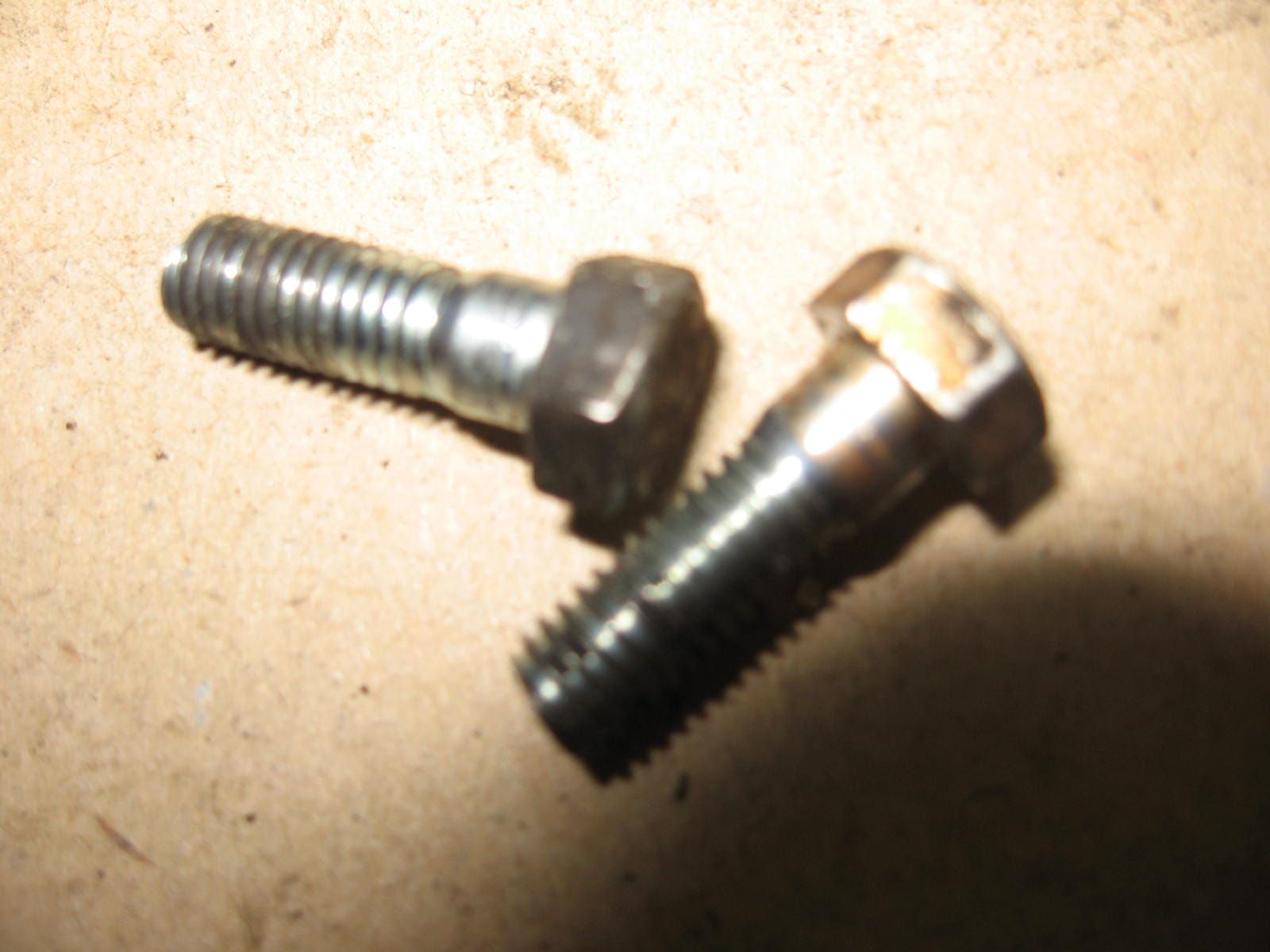 2x bout m5 met dikke borst , hevel gasschuif	gs750 gs1000 t/m 79	01104-05168	01500-0516B  (1)