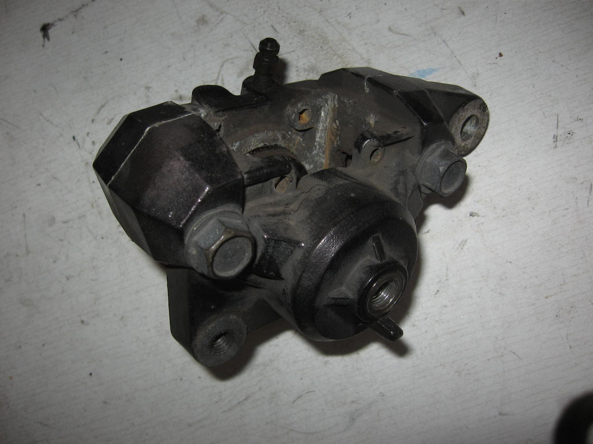 achterremklauw	Gsx600f 1988-97 , gsx750f 1989-97 , gs500 1989-2006	69100-34c00	69100-01d04