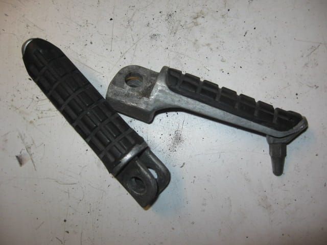 voetsteunen aluminium met rubber 	gat 12mm ,breedte bevestiging 21,5 mm , lengte totaal 128 mm
