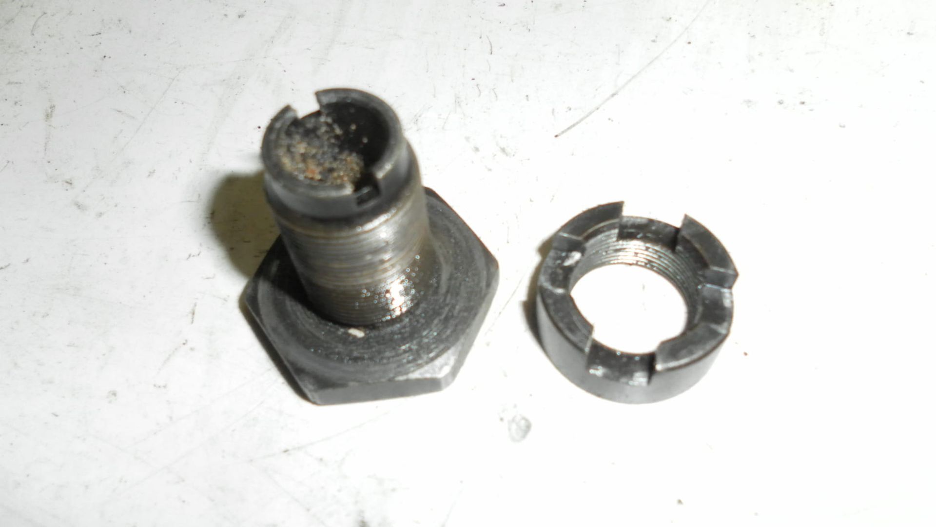 stelbout blokbevestiging met borgmoer , BMW F650GS 99-08, dakar 00-07 ,g650gs 08-16	46517652158	46517652156